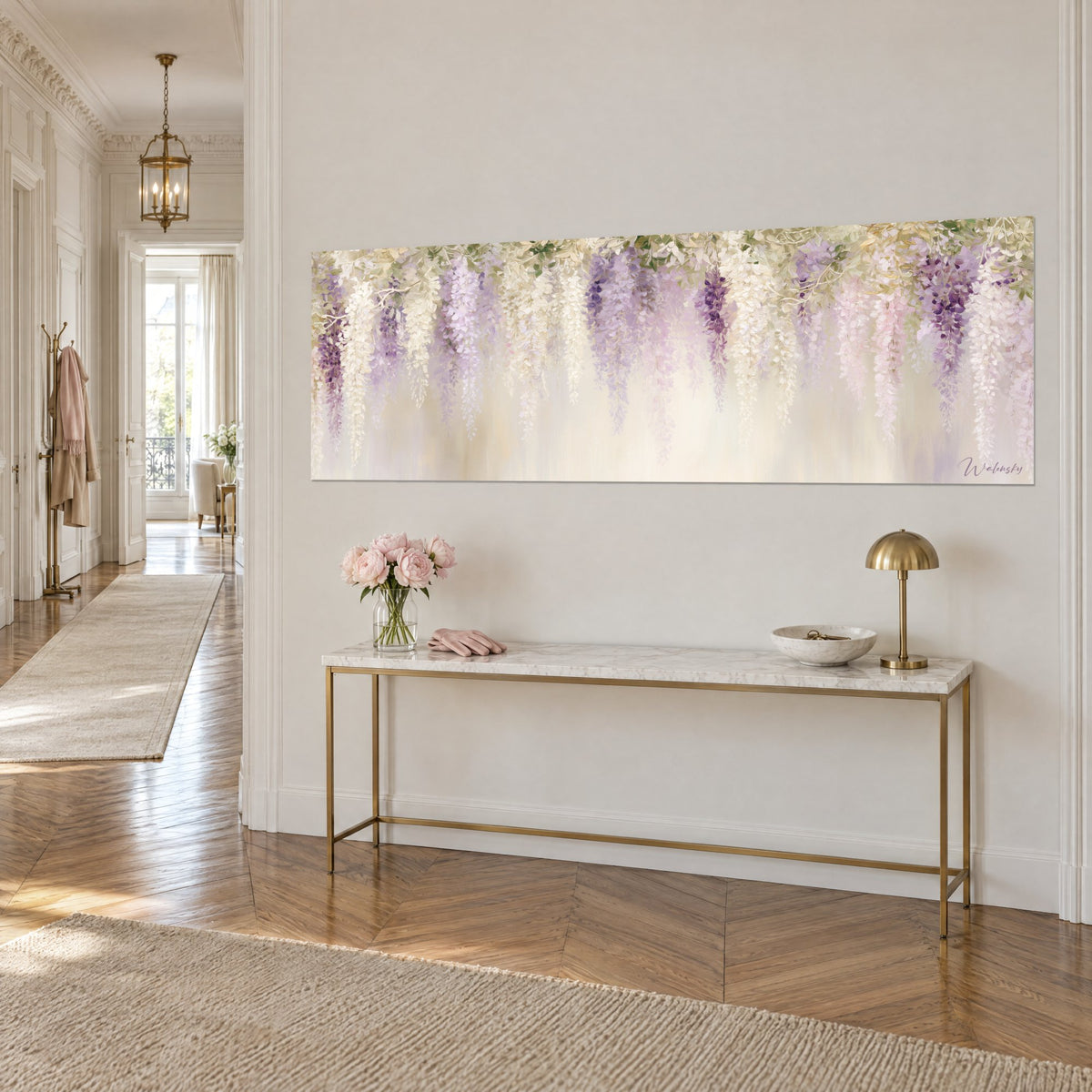 Quadro tenda di fiori ricadenti bianco crema e lilla su sfondo beige, visto di scorcio sopra una consolle dorata