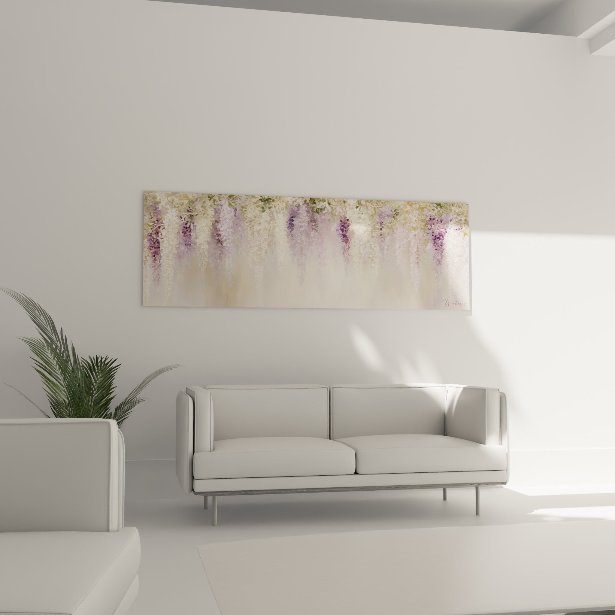 Fleurs de glycine mauve pastel et blanc crème au-dessus d'un canapé dans un salon lumineux