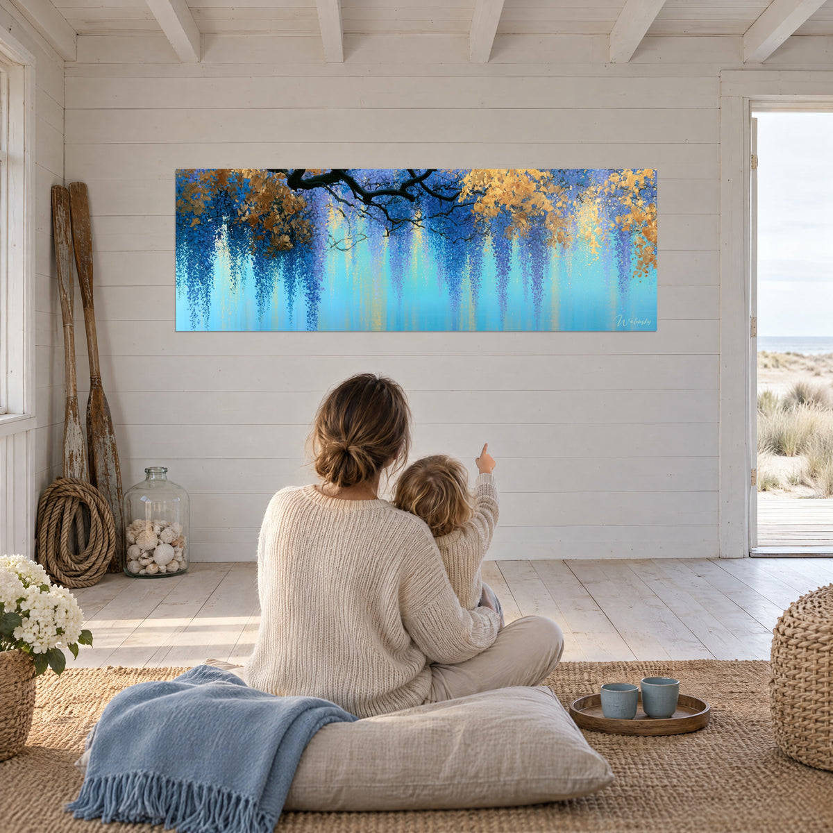 Schilderij bladerdak van blauwe regen en amber, zwarte tak dwars erdoor, turquoise reflecties, tegenover een moeder en haar kind zittend op de vloer
