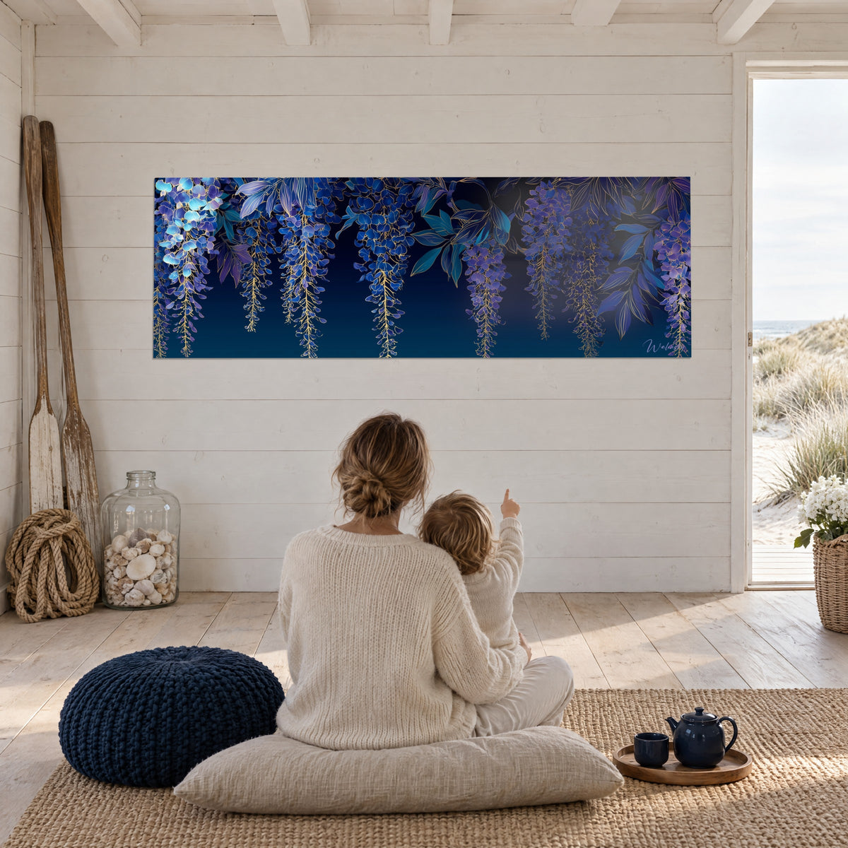 Schilderij regen van trossen in indigo en amethist, gouden lijnen op marineblauwe achtergrond, moeder en kind van achteren gezeten in een kamer dicht bij zee