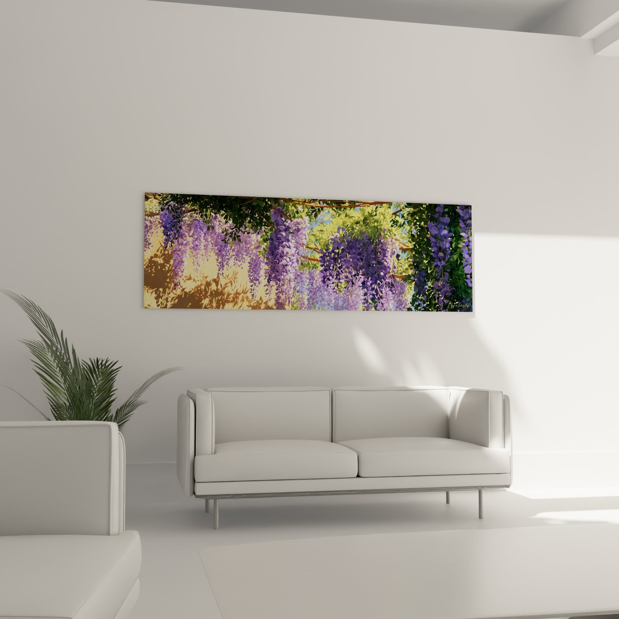 Fleurs de glycine mauve suspendues devant un mur ocre, au-dessus d'un canapé dans un salon lumineux