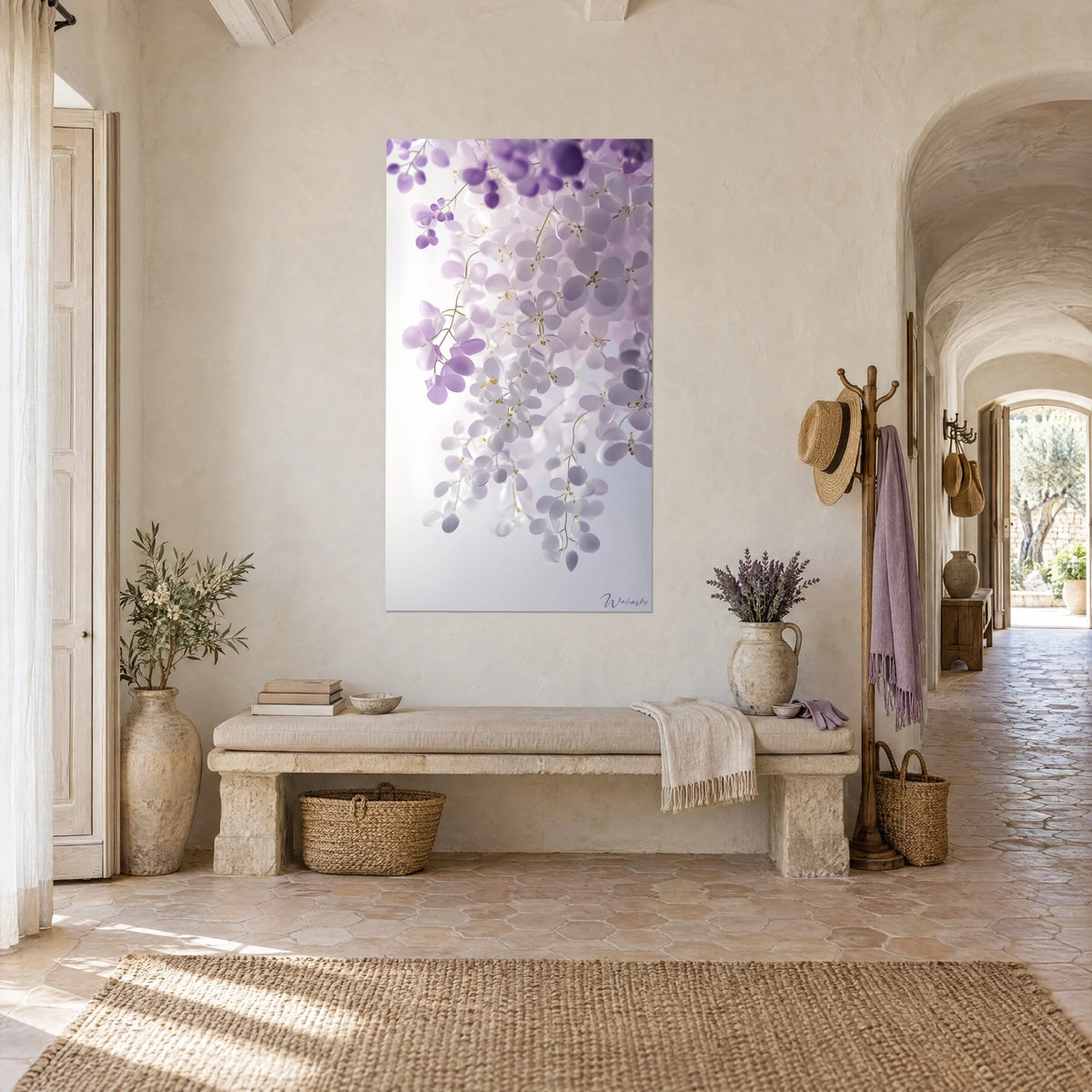 Tableau fleurs de glycine mauves aux pétales translucides et tiges dorées, face à un banc de pierre dans un couloir voûté