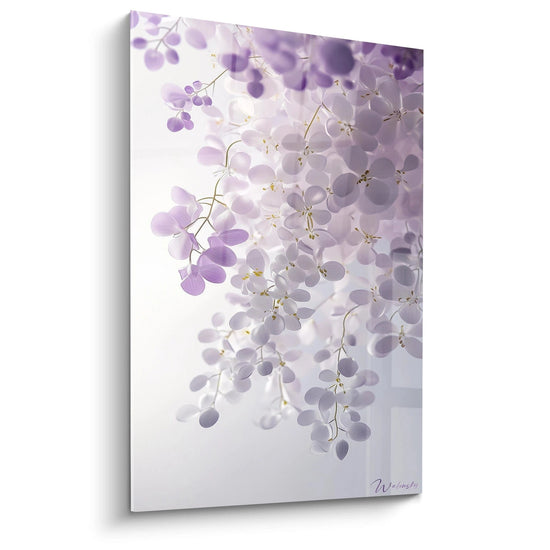 Ein Glyzinien-Kunstwerk mit einer naturalistischen Darstellung von hängenden Blütentrauben in Violett- und Blautönen mit silbernen Reflexen. Die durchscheinenden Blütenblätter erzeugen einen fließenden Schichteffekt auf strukturiertem Farbverlaufshintergrund.

