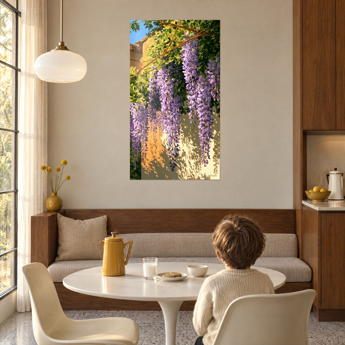 Schilderij bloeiende pergola met lavendelkleurige trossen, gouden schaduwen op een okerkleurige muur, kind van achteren aan tafel in een woonkamer met crèmekleurige fauteuils