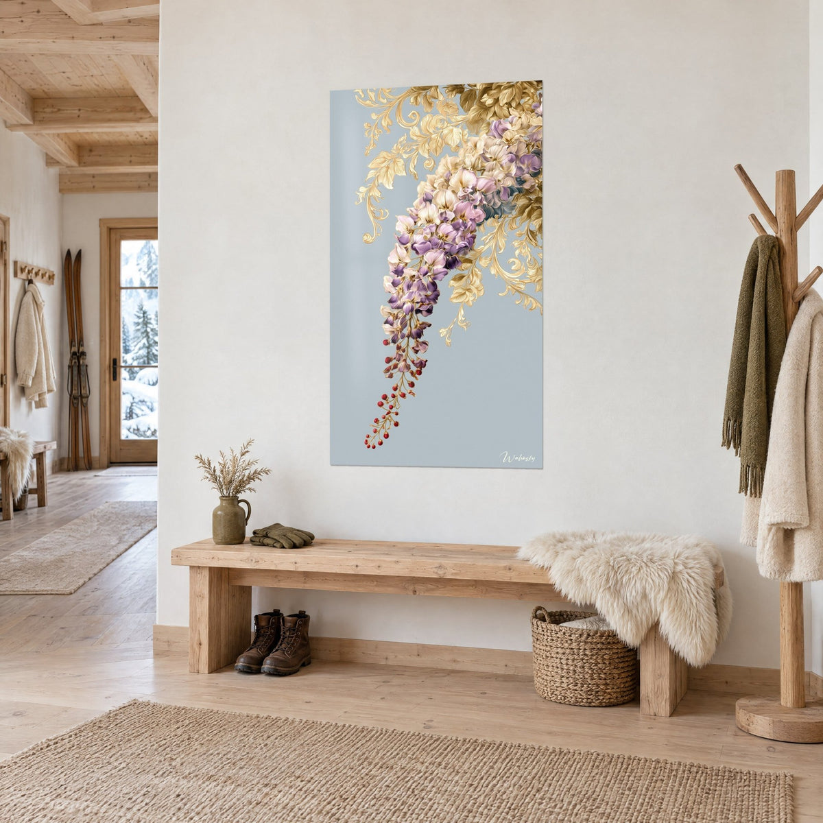 Quadro con glicini a cascata, volute dorate e bacche rosse su fondo grigio-azzurro, accanto a una panca di chalet in legno chiaro
