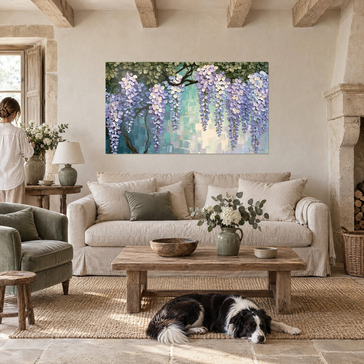 Cuadro glicinia en racimos malva y marfil sobre mosaico turquesa, un collie tumbado delante, encima de un sofá en un salón luminoso