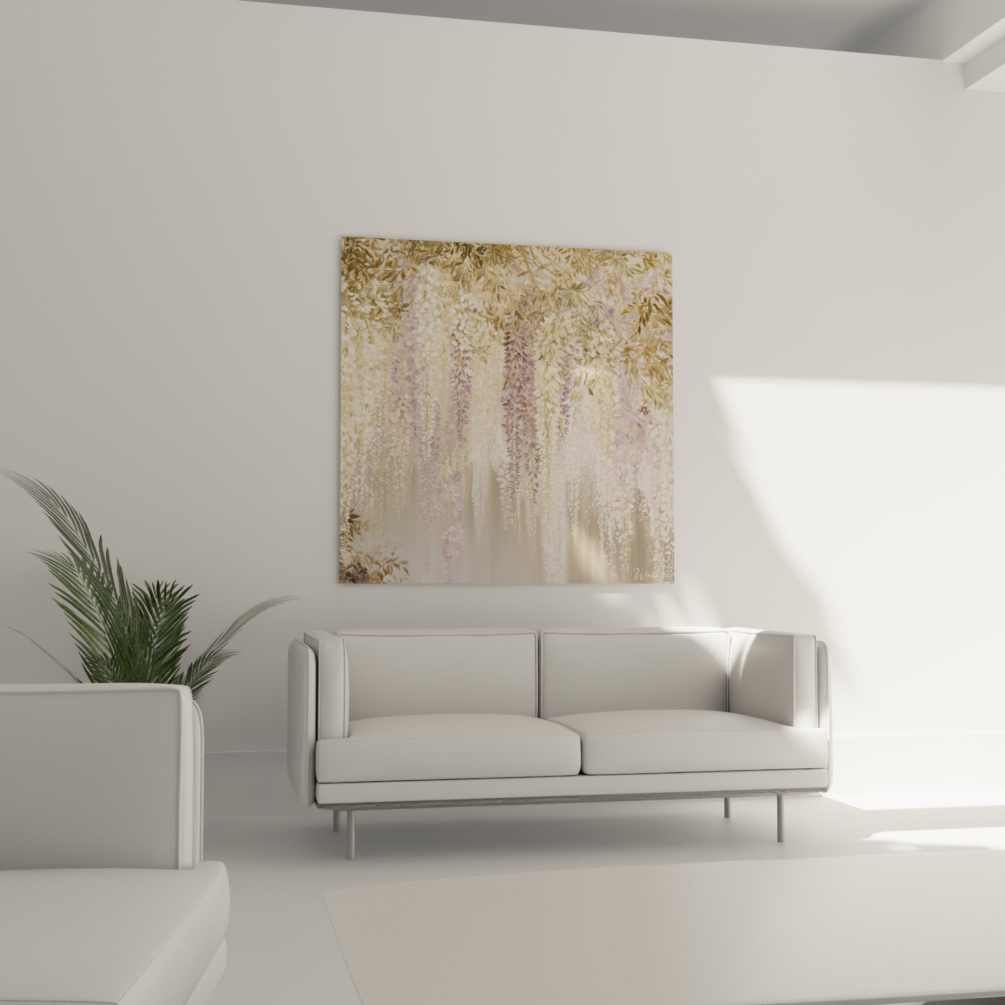 Fleurs de glycine pastel et dorées en cascade, installées au-dessus d'un canapé dans un salon lumineux