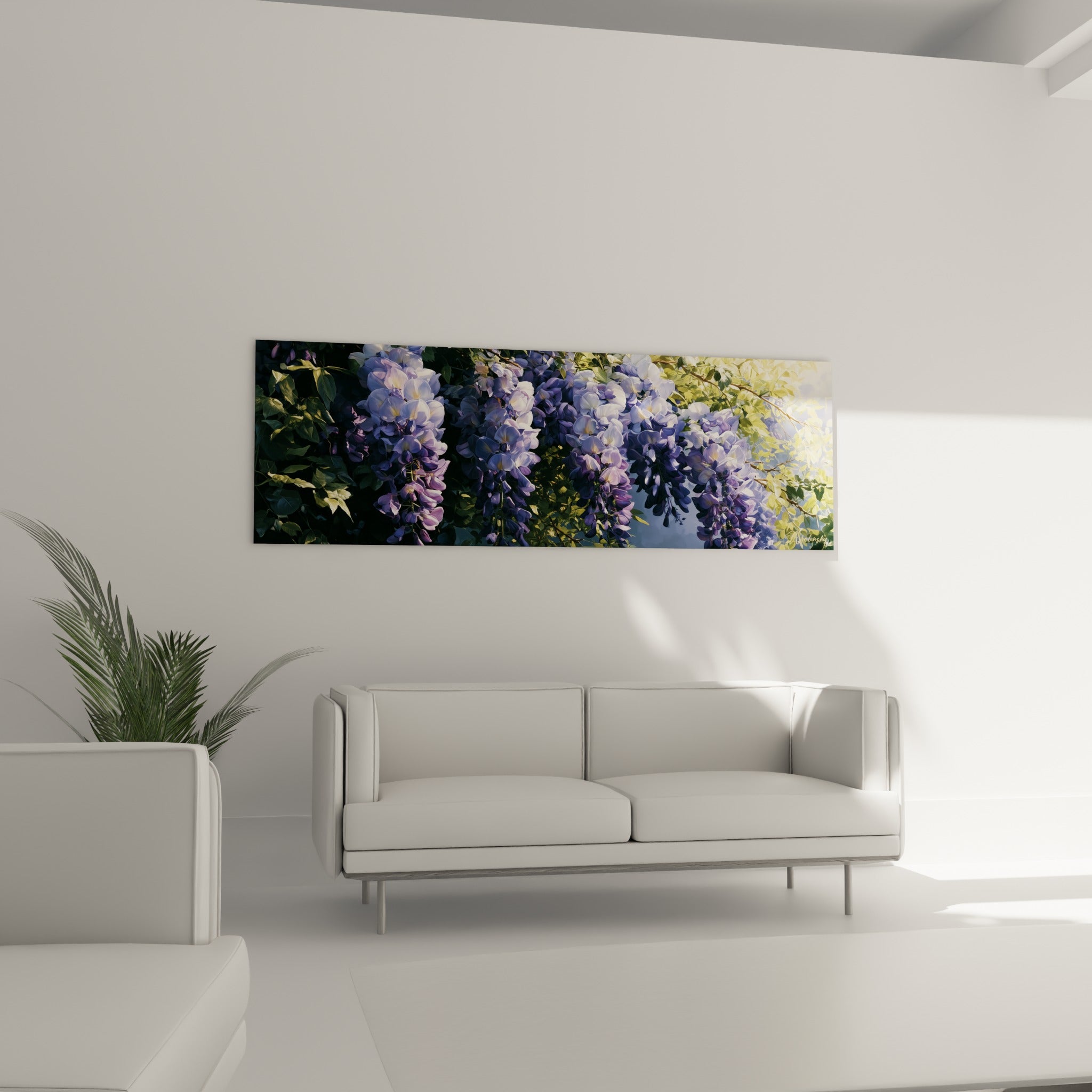 Fleurs de glycine mauve pastel et vert émeraude, au-dessus d'un canapé dans un salon lumineux