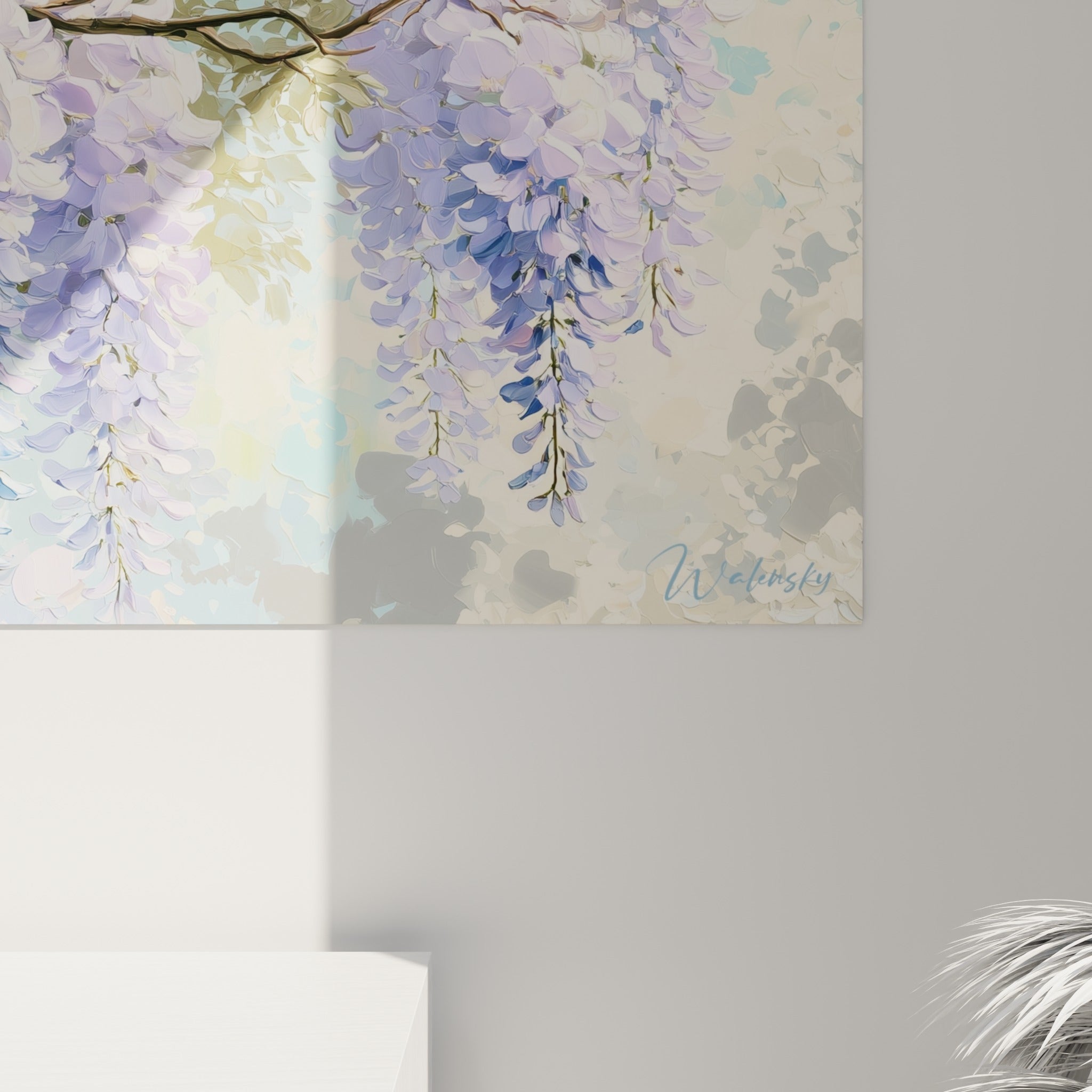 Détail des pétales mauves et bleu turquoise de la glycine, matière peinte et touches de lumière dorée