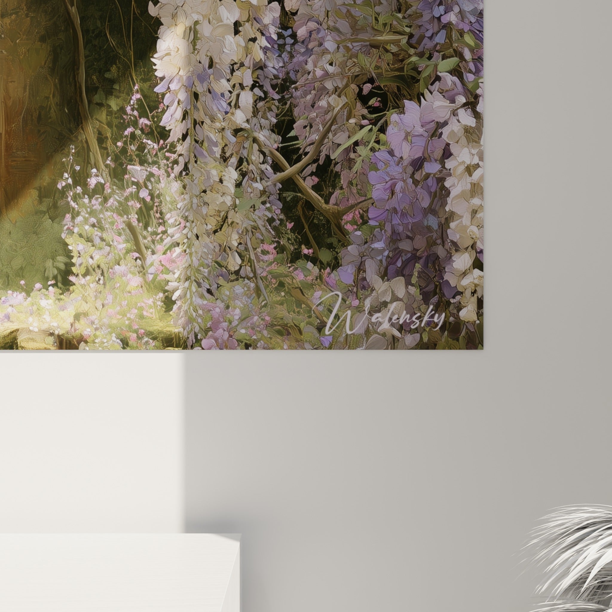 Pétales de glycine mauve et blanc au grain velouté, empâtements visibles sur la toile accrochée