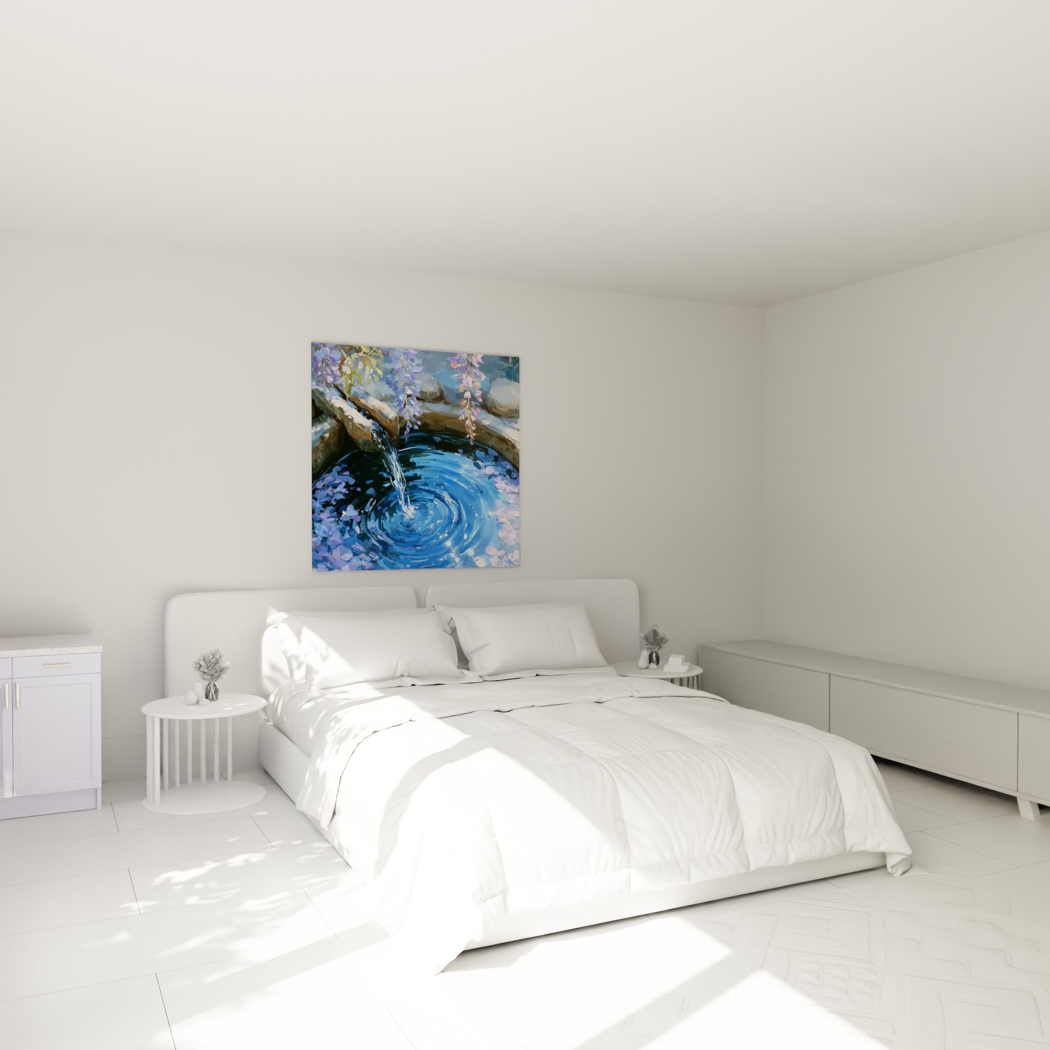 Tourbillon d'eau bleu et pétales mauve peints au-dessus d'un lit dans une chambre claire