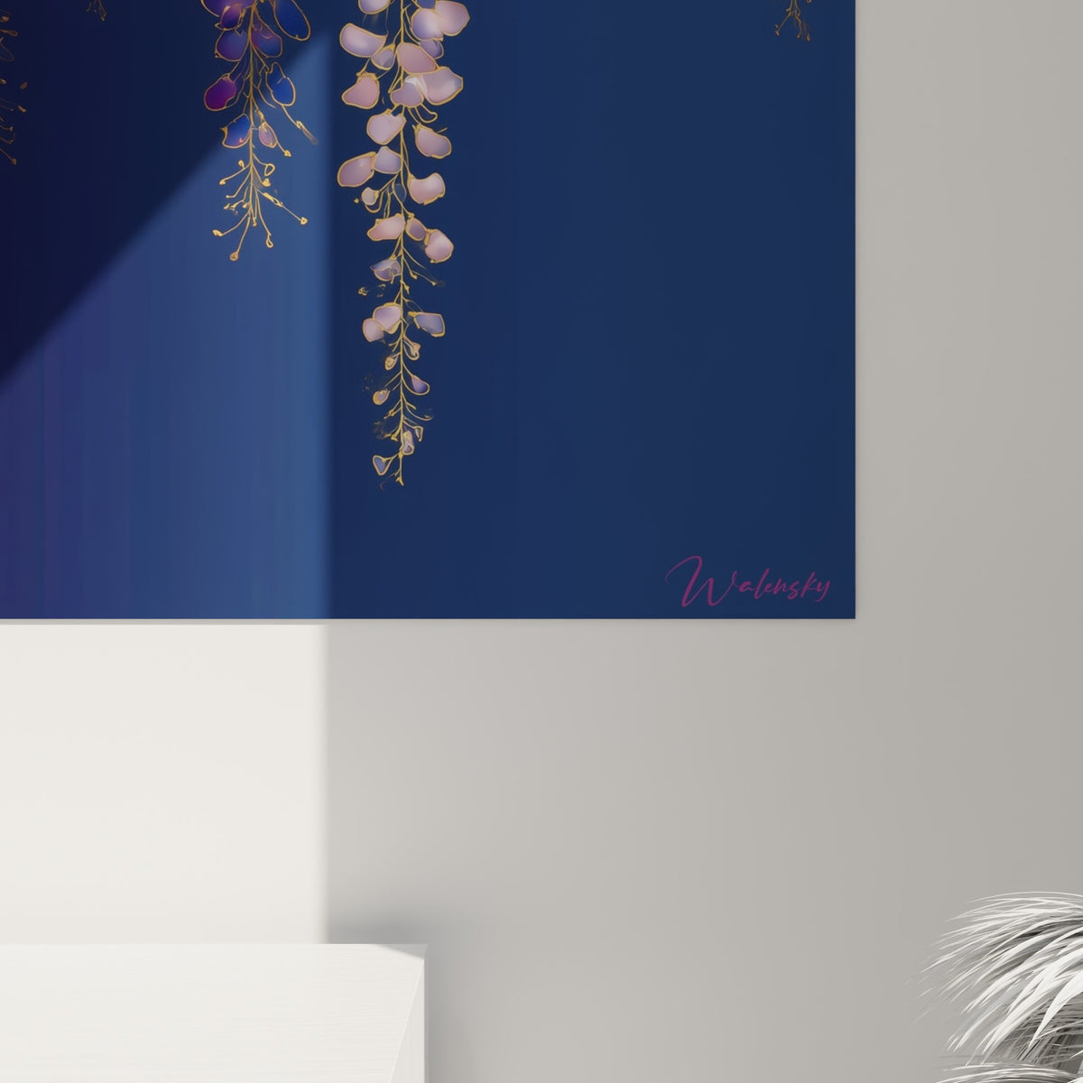 Pétales de glycine roses et violets détaillés, traits dorés fins et fond bleu marine profond