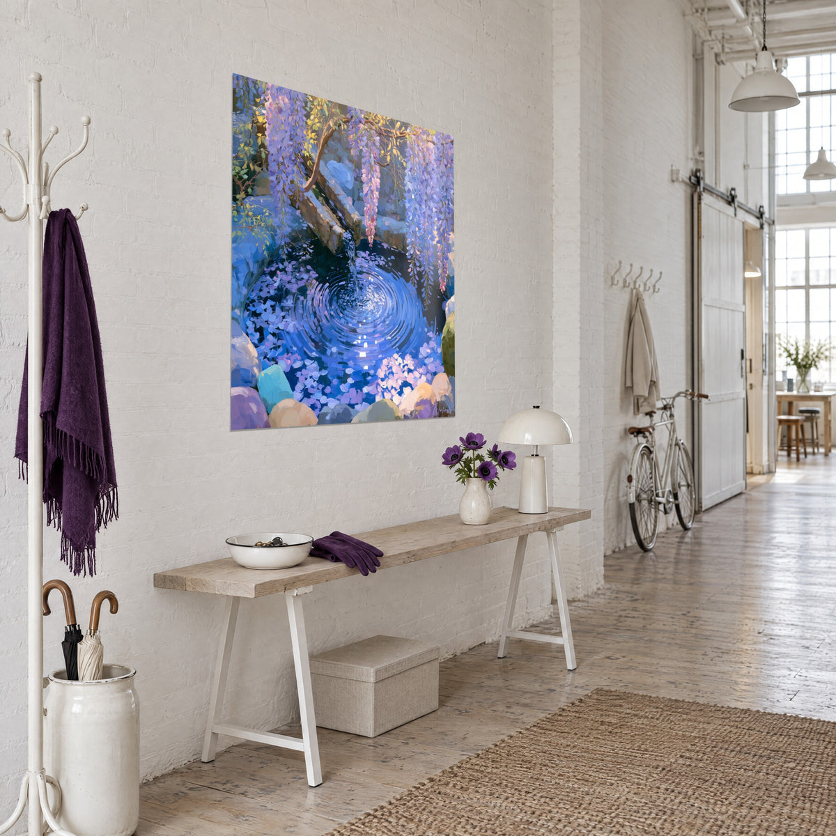 Schilderij hangende trossen mauve en roze blauweregen boven een indigokleurig bassin met concentrische cirkels, driekwartaanzicht, kunstenaarsloft