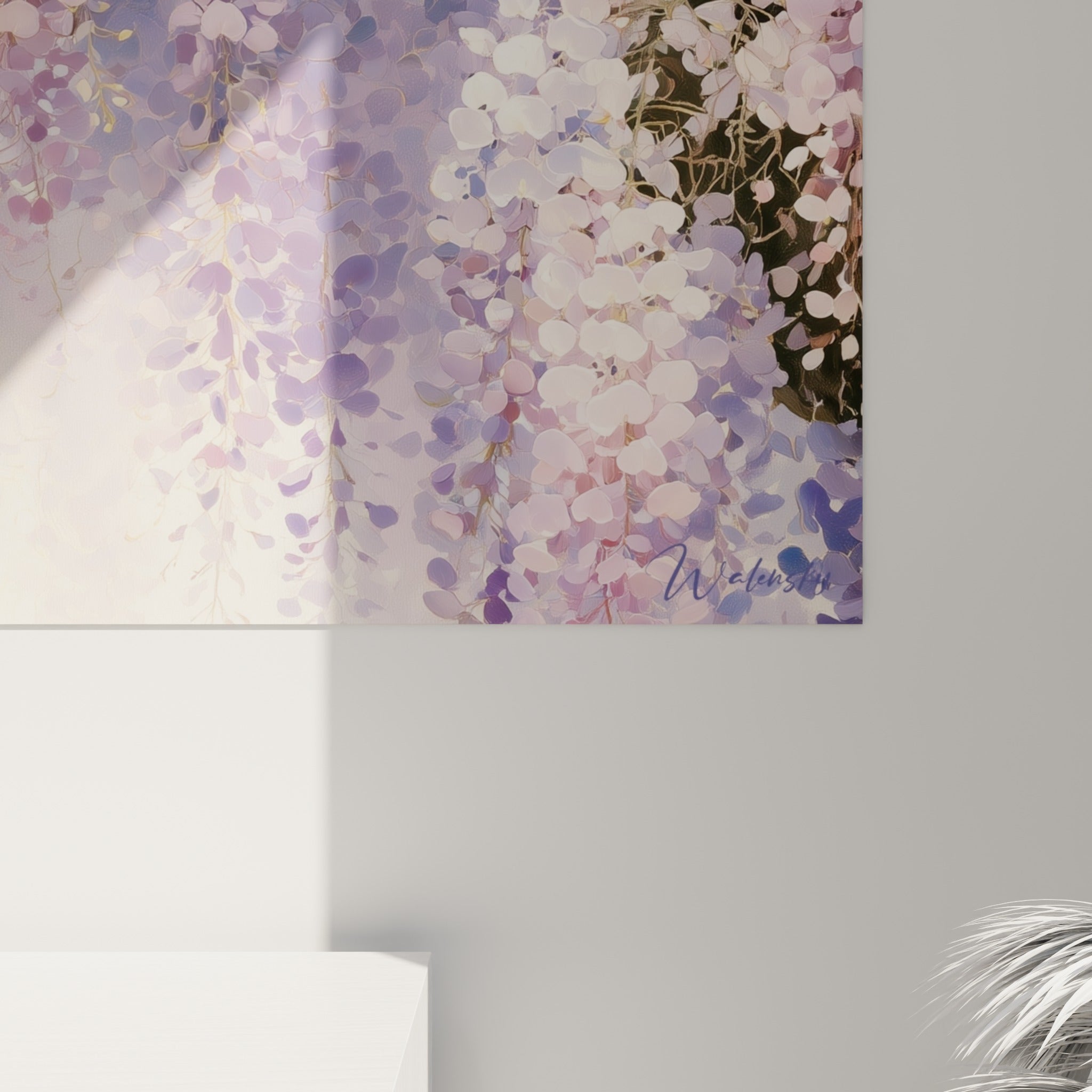 Pétales de glycine mauve et blanc aux détails fins, empâtements légers et lumière dorée en arrière-plan