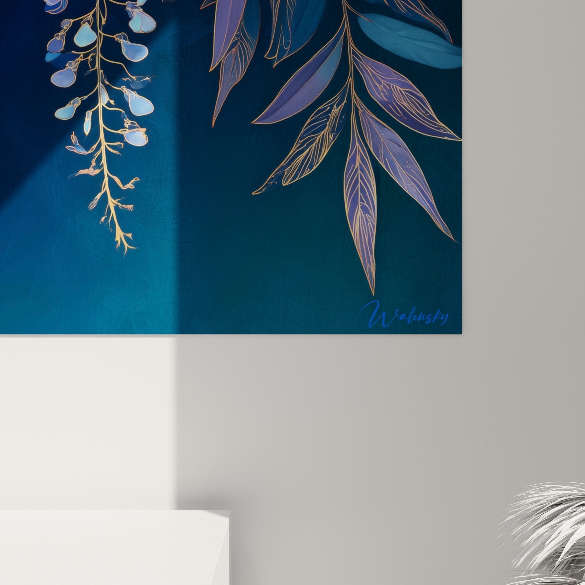 Pétales translucides bleu pastel et traits dorés de la glycine, matière et grain de l'impression visibles de près