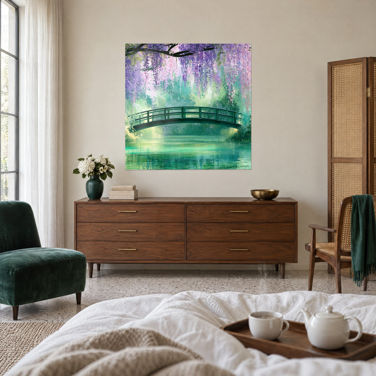 Cuadro pequeño puente de jardín bajo flores moradas y rosas colgantes, reflejos verdes en el agua, colgado encima de una cama en un dormitorio luminoso