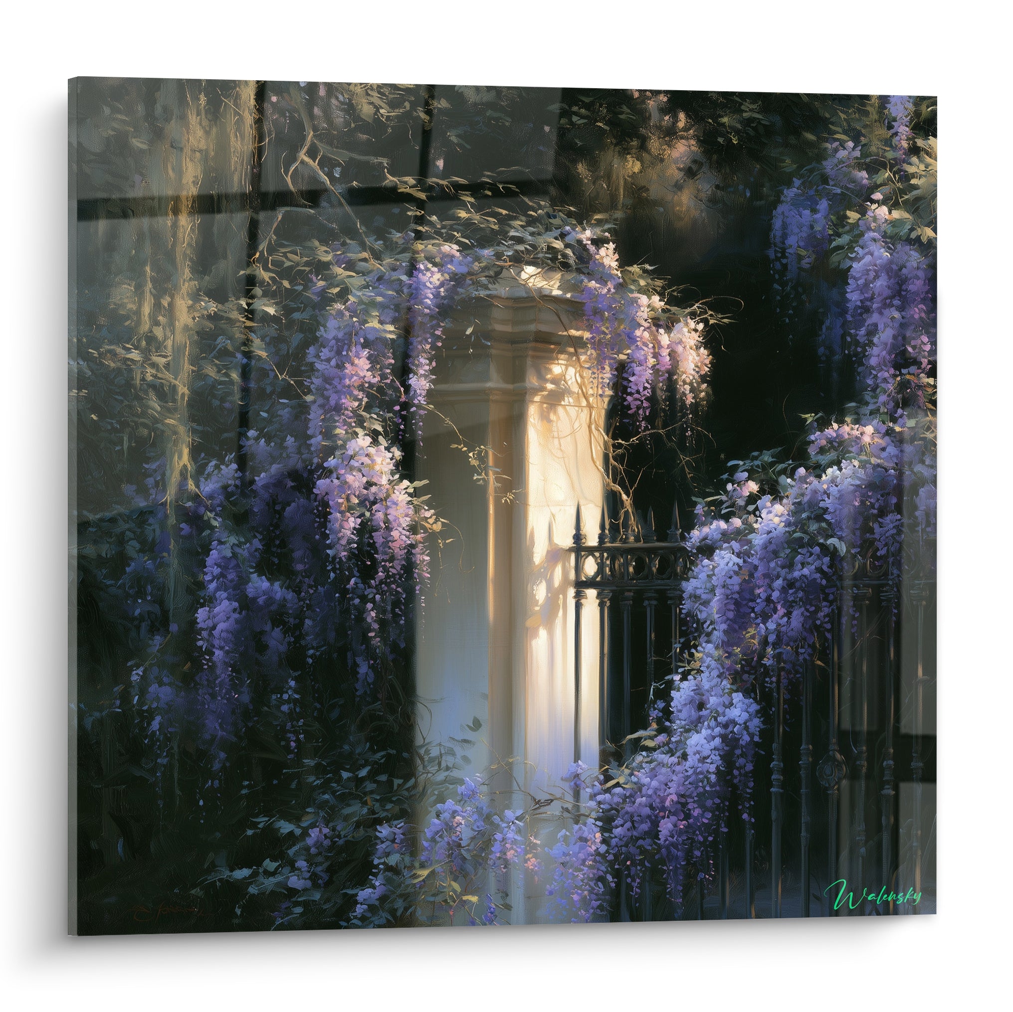Glycine violette et grille en fer forgé encadrant un portail à la lumière dorée