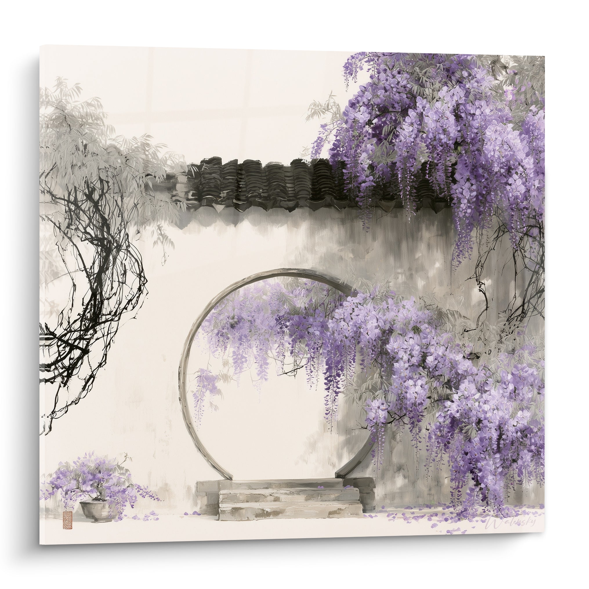 Portail rond gris orné de glycines mauves en cascade sur mur blanc cassé