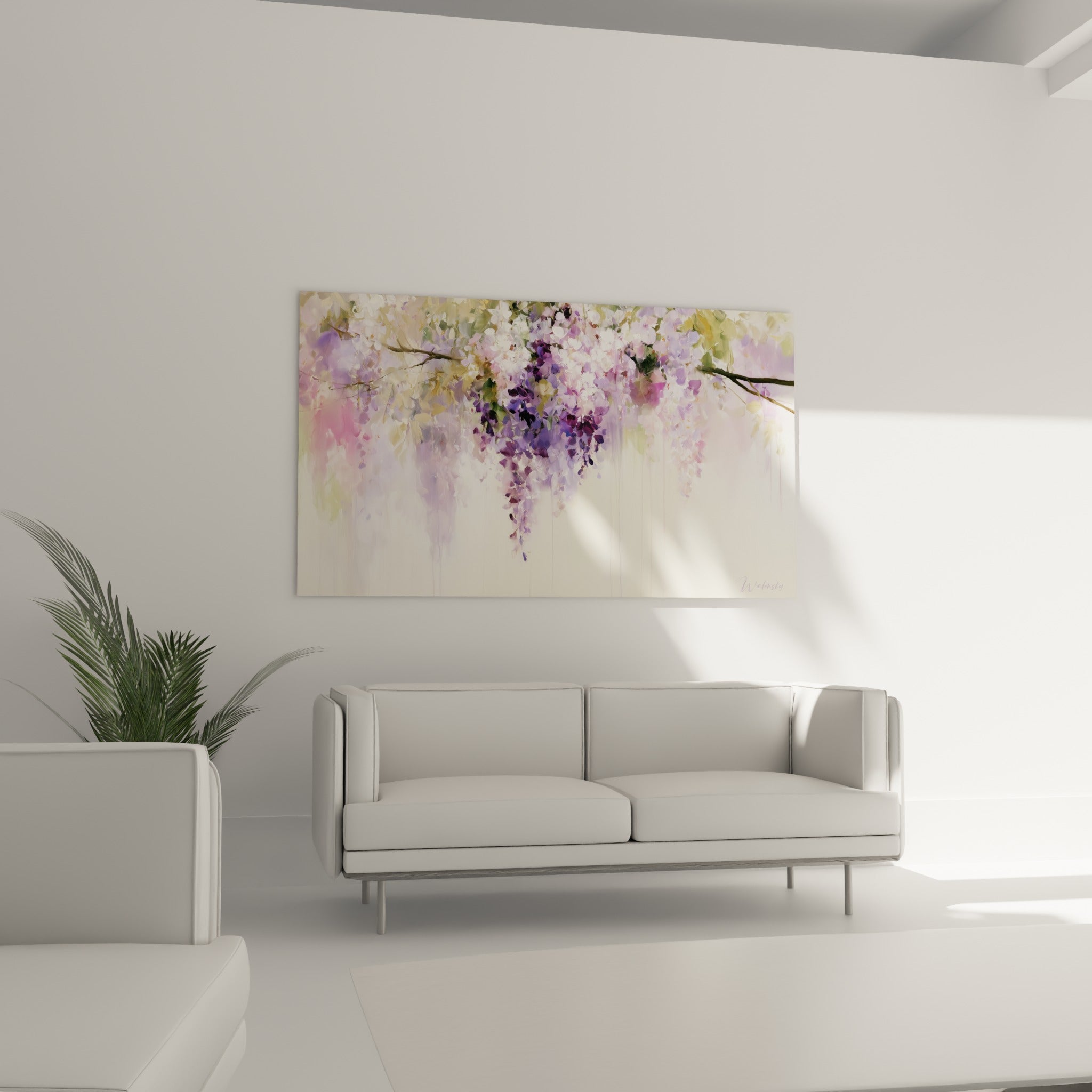 Fleurs de glycine pourpre et lilas au-dessus d'un canapé dans un salon lumineux