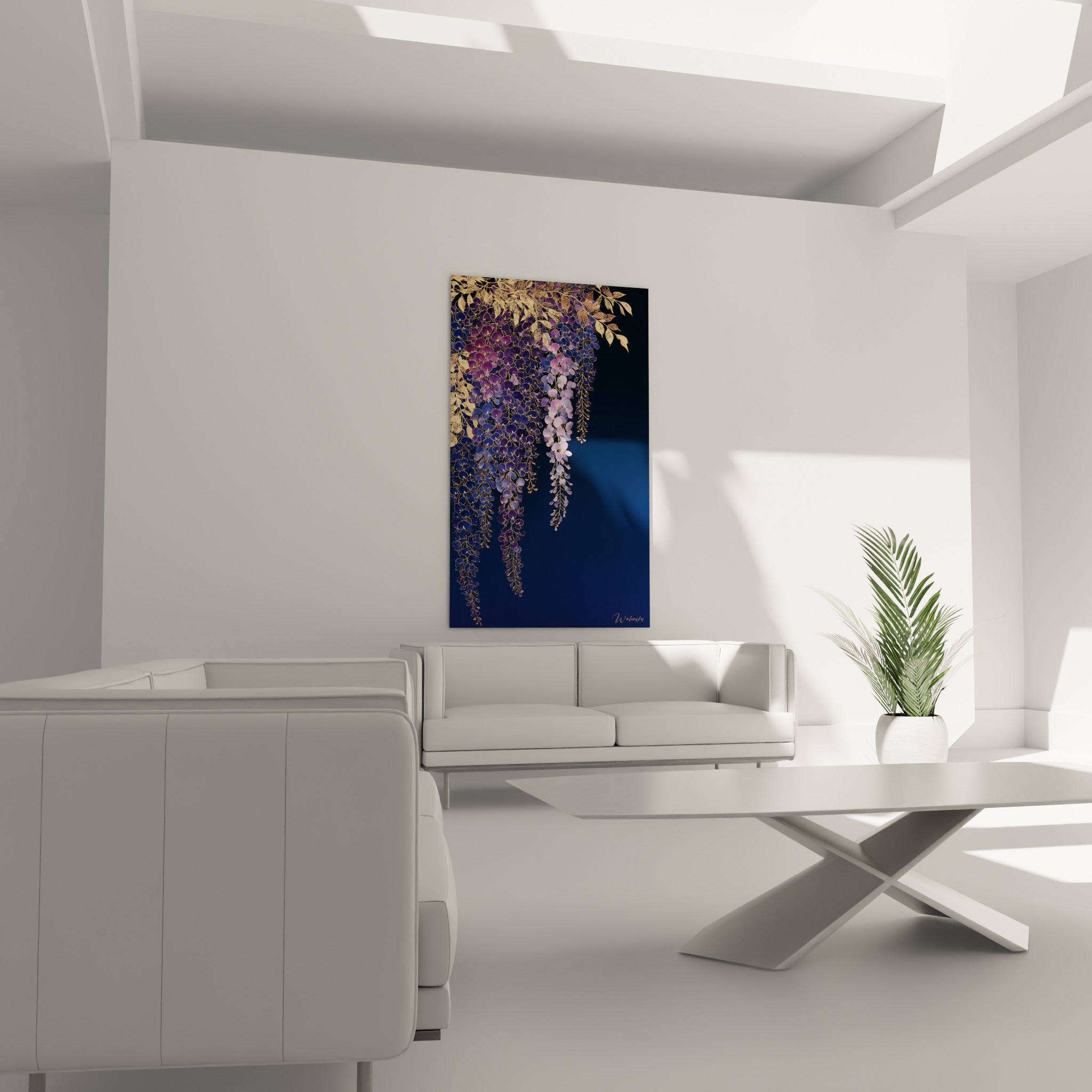 Fleurs de glycine pourpre et feuillages dorés au-dessus d'un canapé dans un salon lumineux