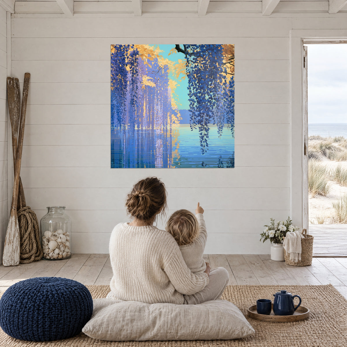 Schilderij spiegelmeer azuurblauw omzoomd met paarse blauweregen en goud, tegenover een moeder en kind in een maritieme woonkamer