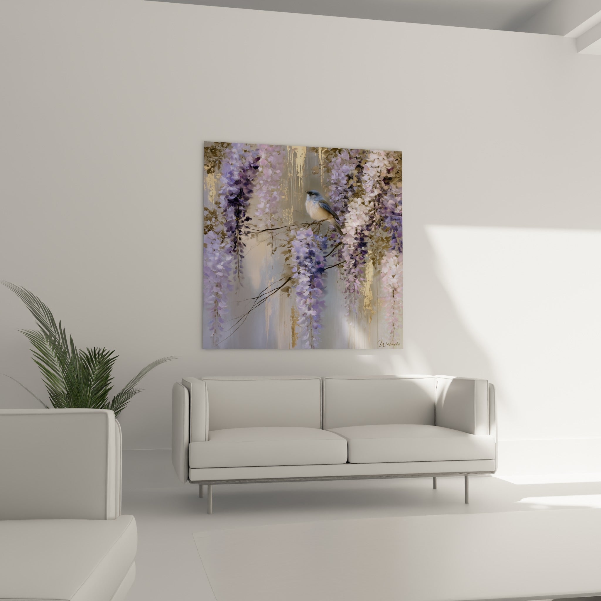 Fleurs de glycine lavande et rose pâle entourant un oiseau au plumage bleu, au-dessus d'un canapé dans un salon lumineux