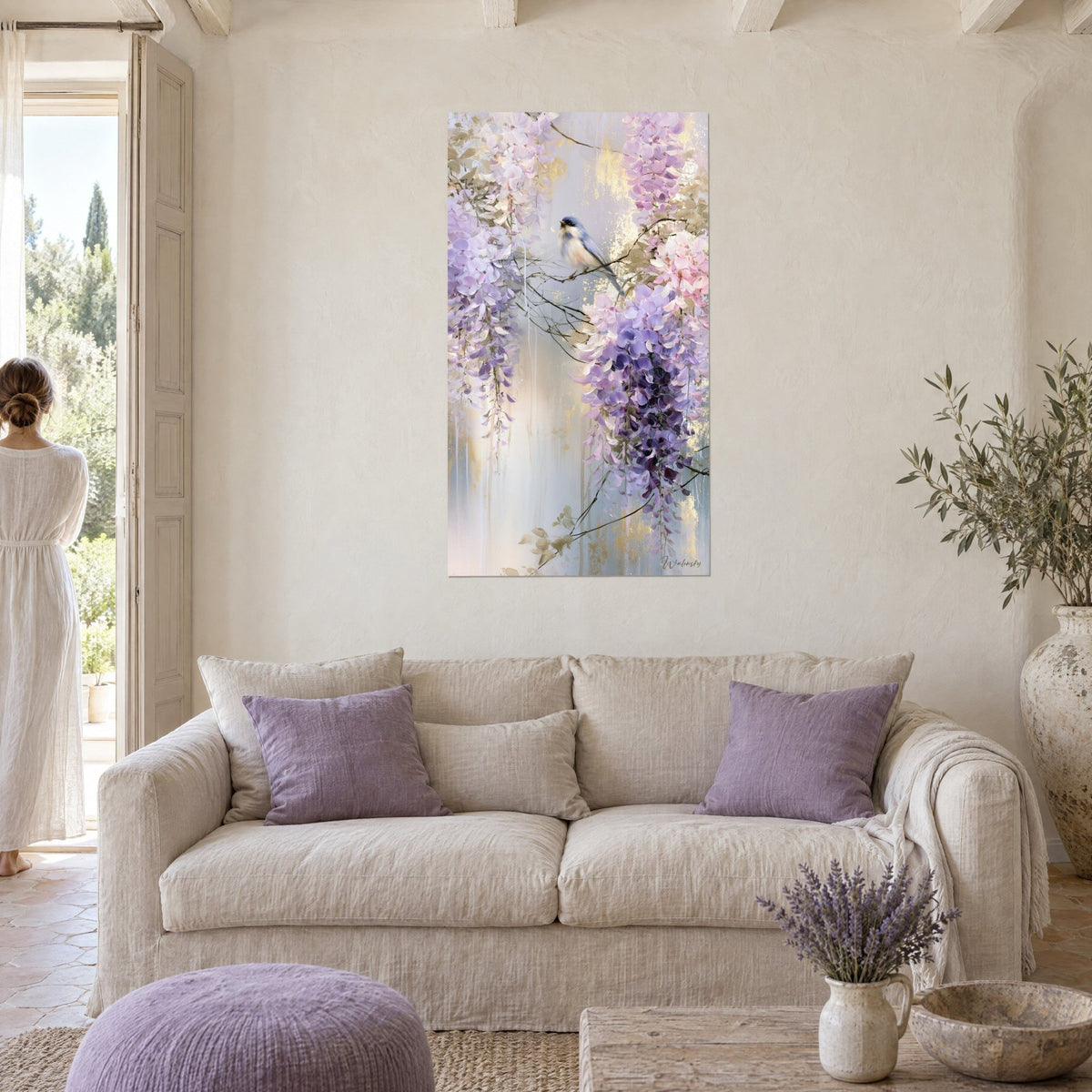Quadro cinciarella appollaiata tra grappoli di glicine viola e rosa, sfondo dorato, sopra un divano in un soggiorno luminoso