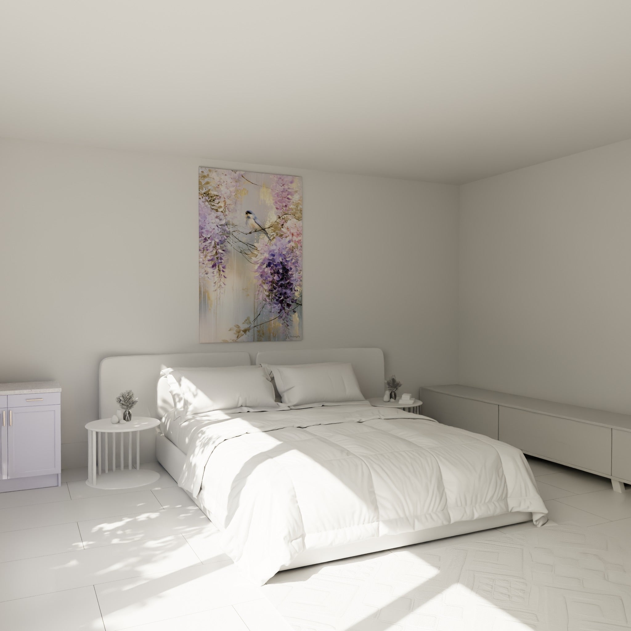 Mésange bleue nichée parmi la glycine mauve et rose, au-dessus d'un lit dans une chambre claire