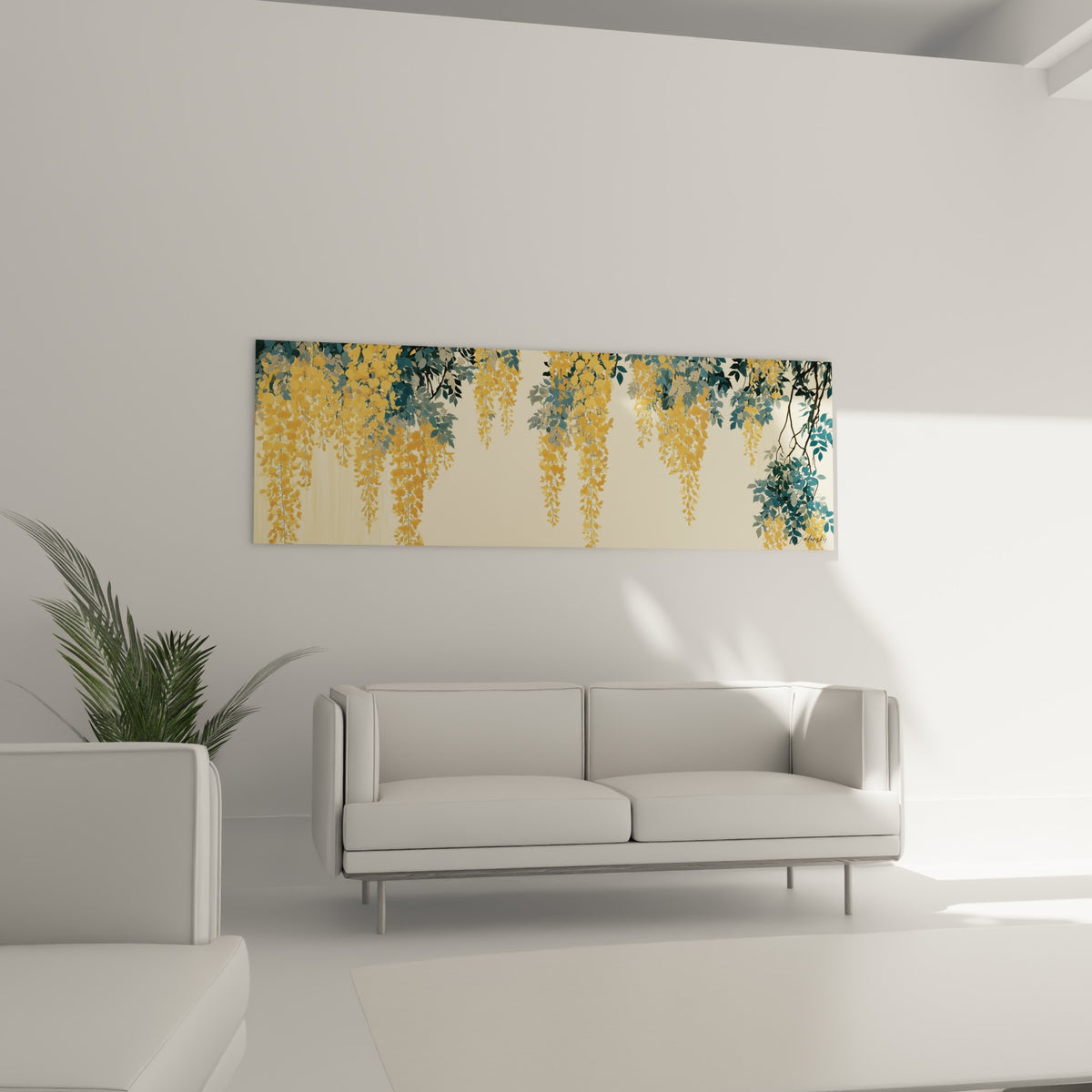 Feuillage bleu pétrole et fleurs dorées de la glycine, accroché au-dessus d'un canapé dans un salon lumineux