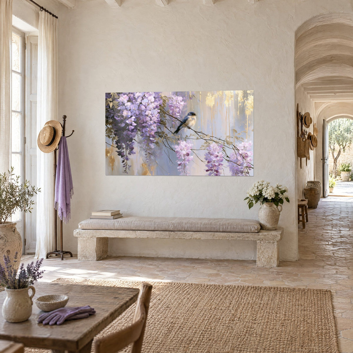 Tableau passereau gris-bleu et poitrine crème parmi des fleurs lilas pendantes, fond argenté, mas provençal, vue de trois-quarts
