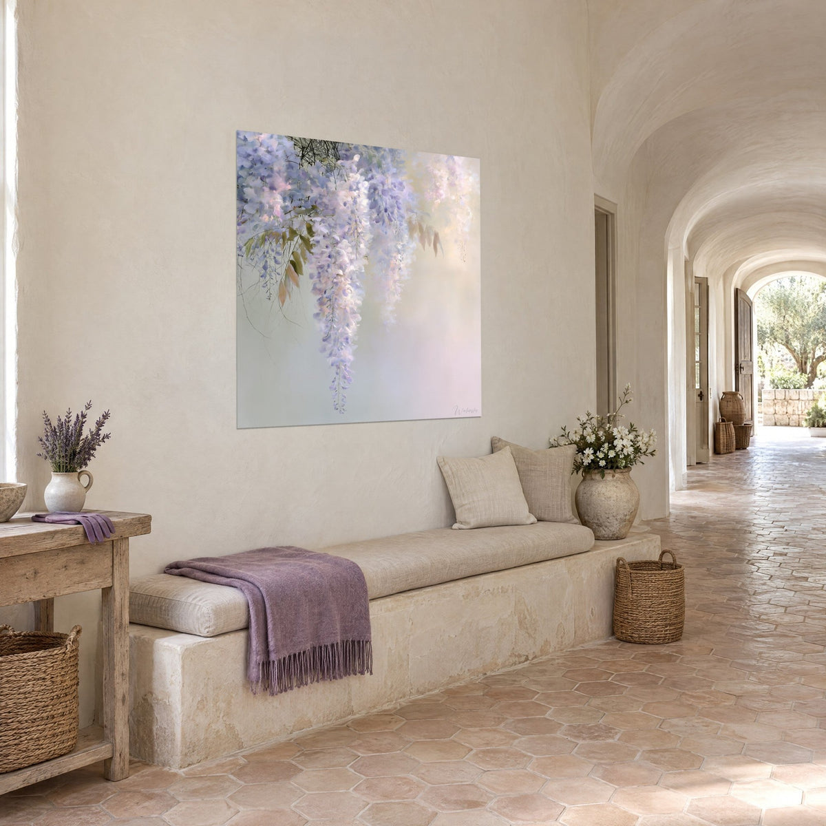 Quadro cascata di fiori malva e avorio sospesa su fondo verde acqua, petali sfocati, vista di tre quarti in un corridoio a volta del casale