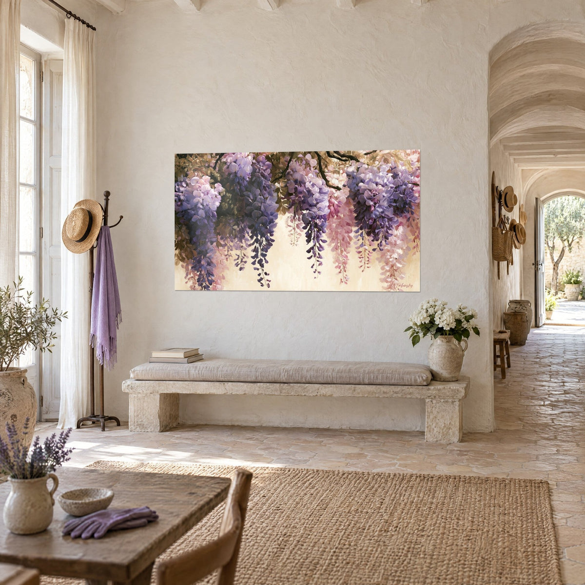 Quadro grappoli viola pendenti da steli sottili, fogliame verde oliva e fondo crema, appeso in una galleria a volta di un mas provenzale