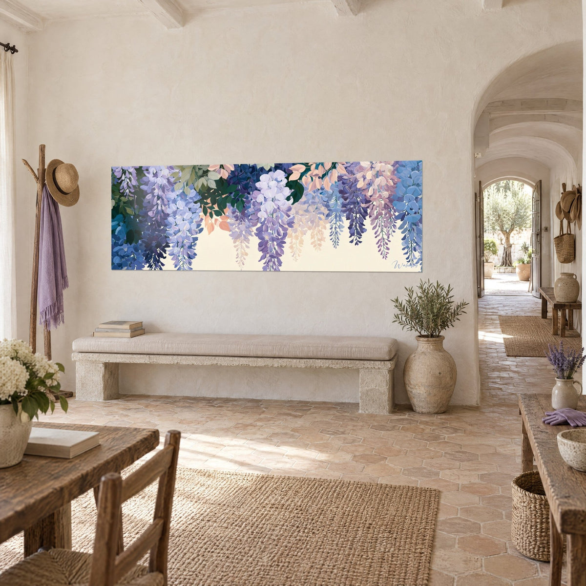Schilderij panoramisch hangende bloemen in paars en nachtblauw, dennengroen blad, opgehangen in een Provençaals mas van lichte steen