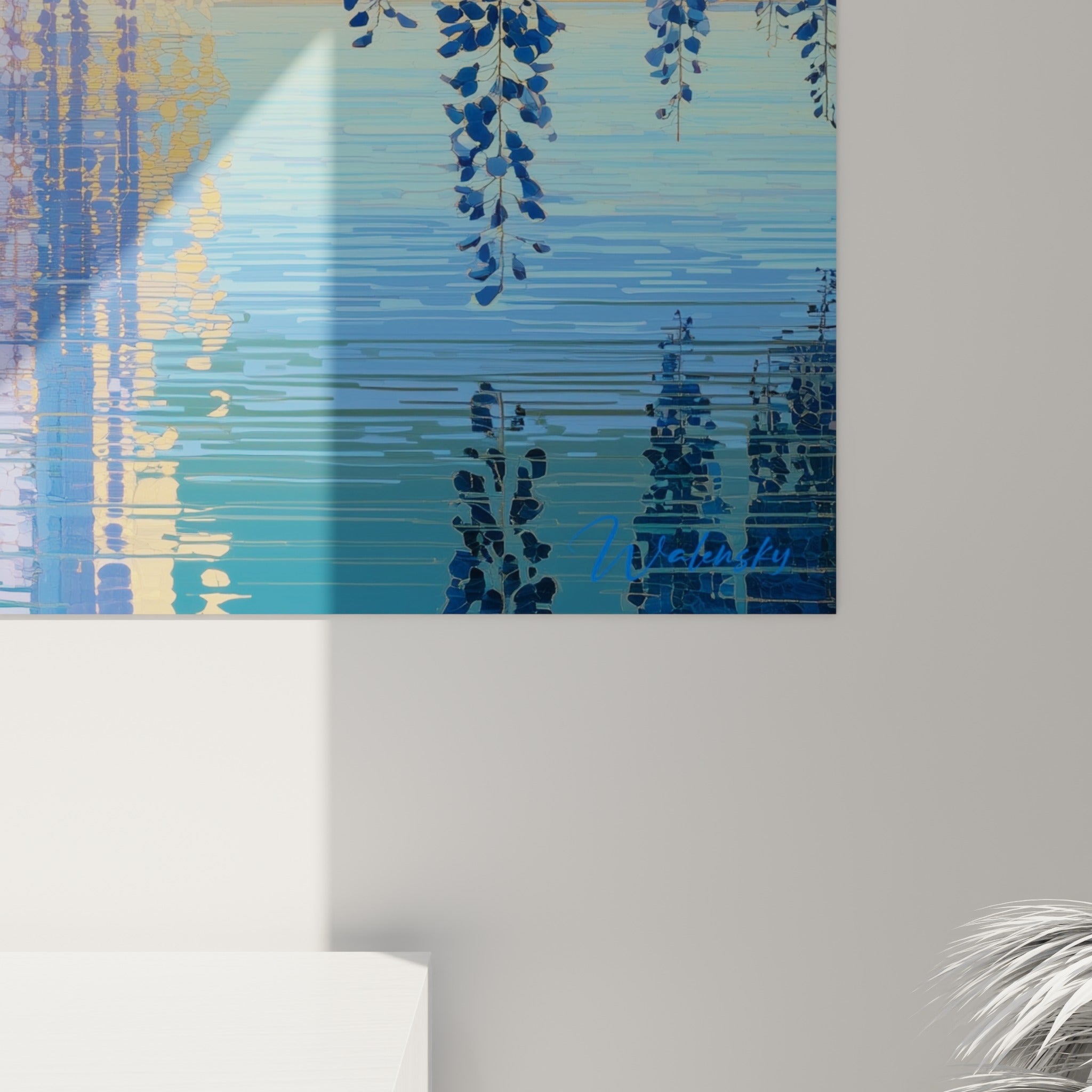 Détail des grappes bleu marine et dorées peintes en aplats, textures nettes visibles sur la toile accrochée
