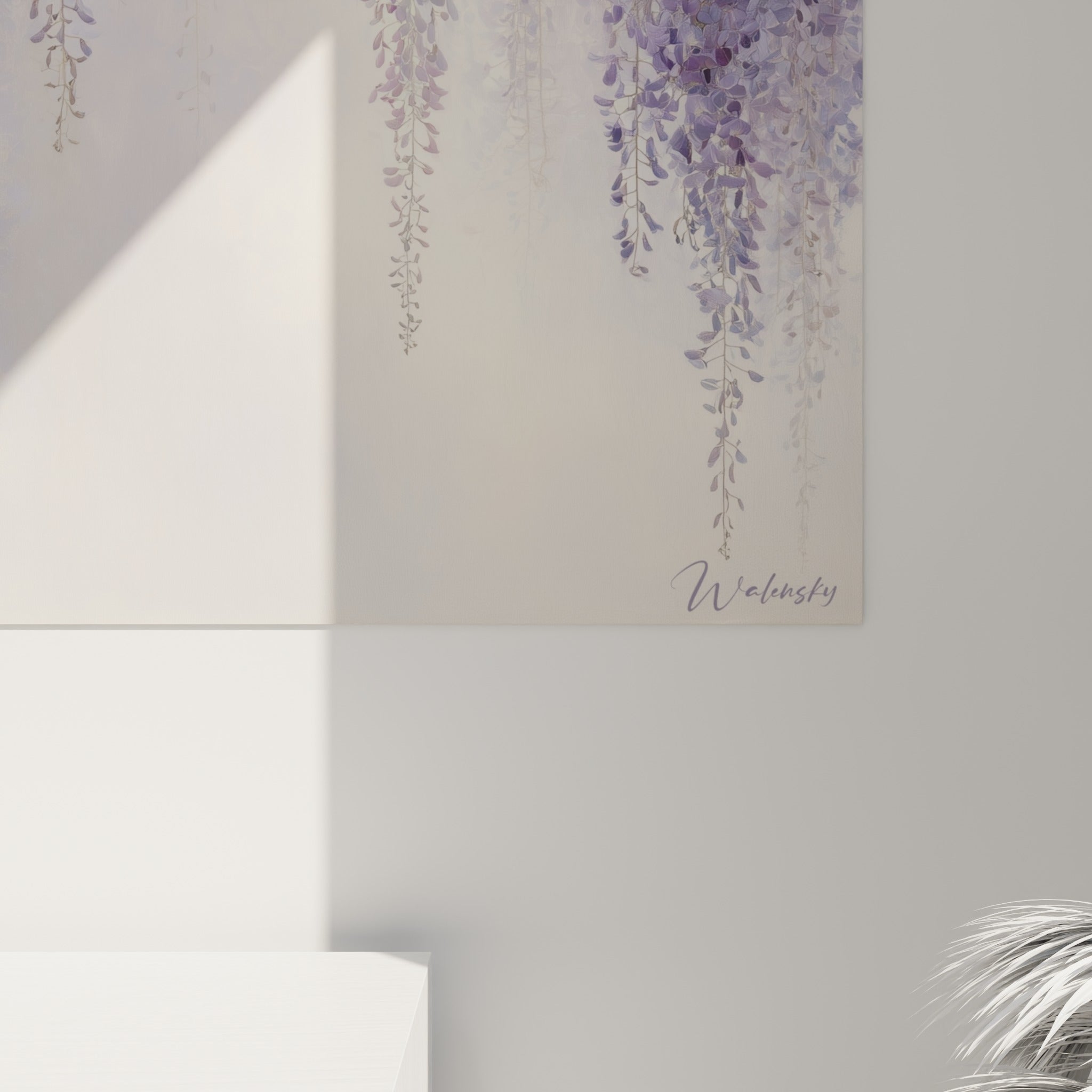 Détail de pétales mauves et blanc cassé montrant la texture aquarelle et les coulures délicates de peinture