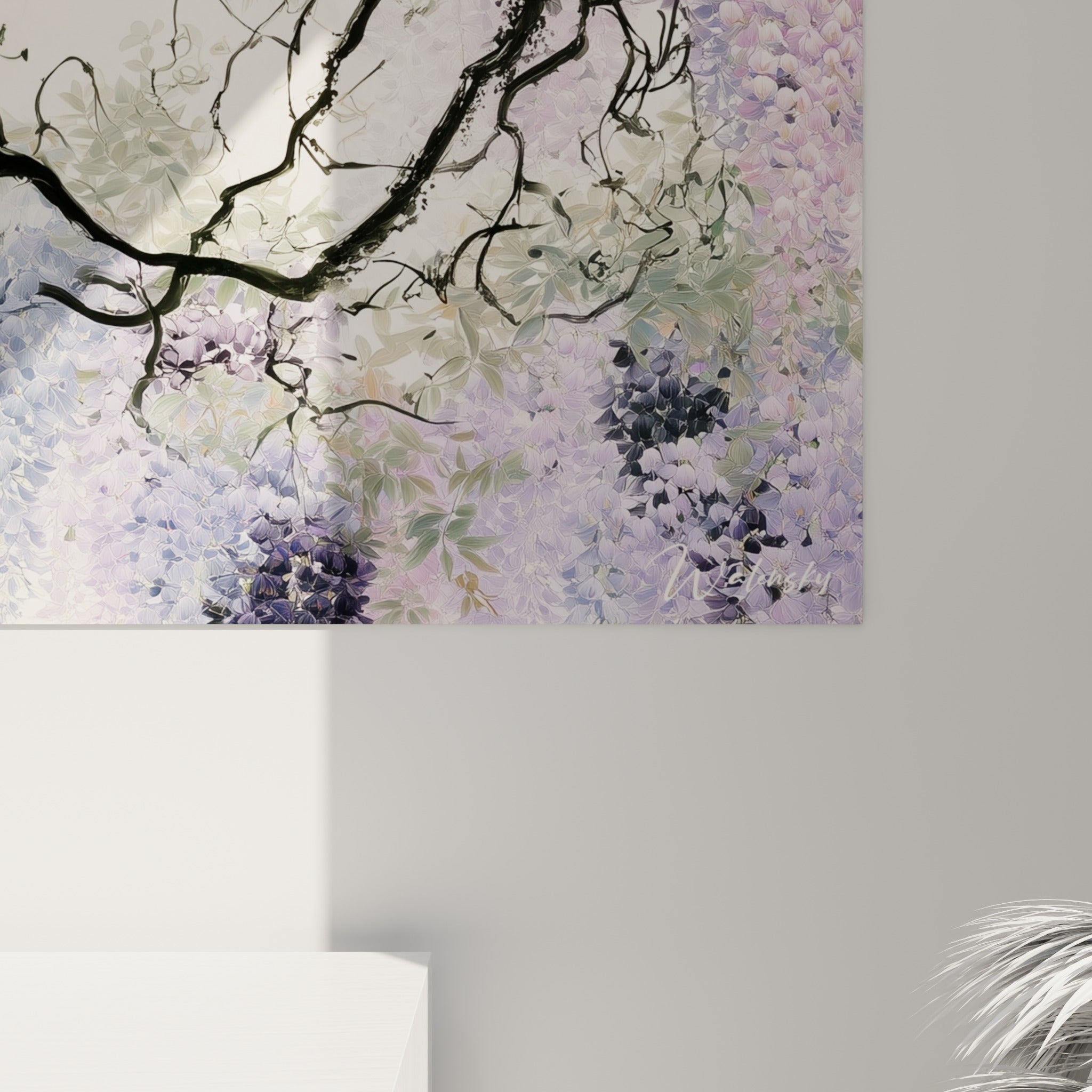 Grain aquarellé des pétales lilas et coulures d'encre noire sur les branches de la glycine