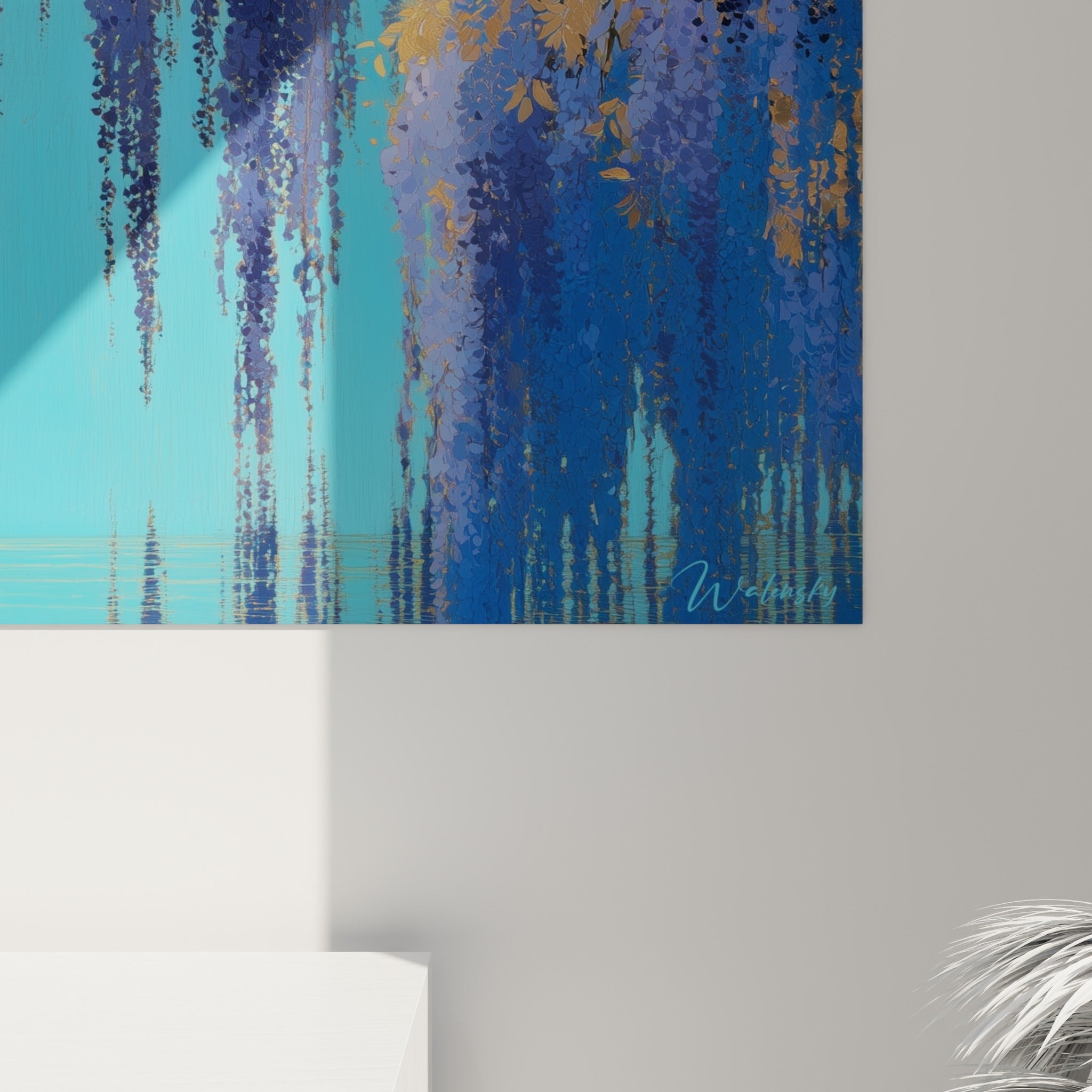 Détail des touches picturales bleu turquoise et mauve lavande révélant le grain de l'impression florale