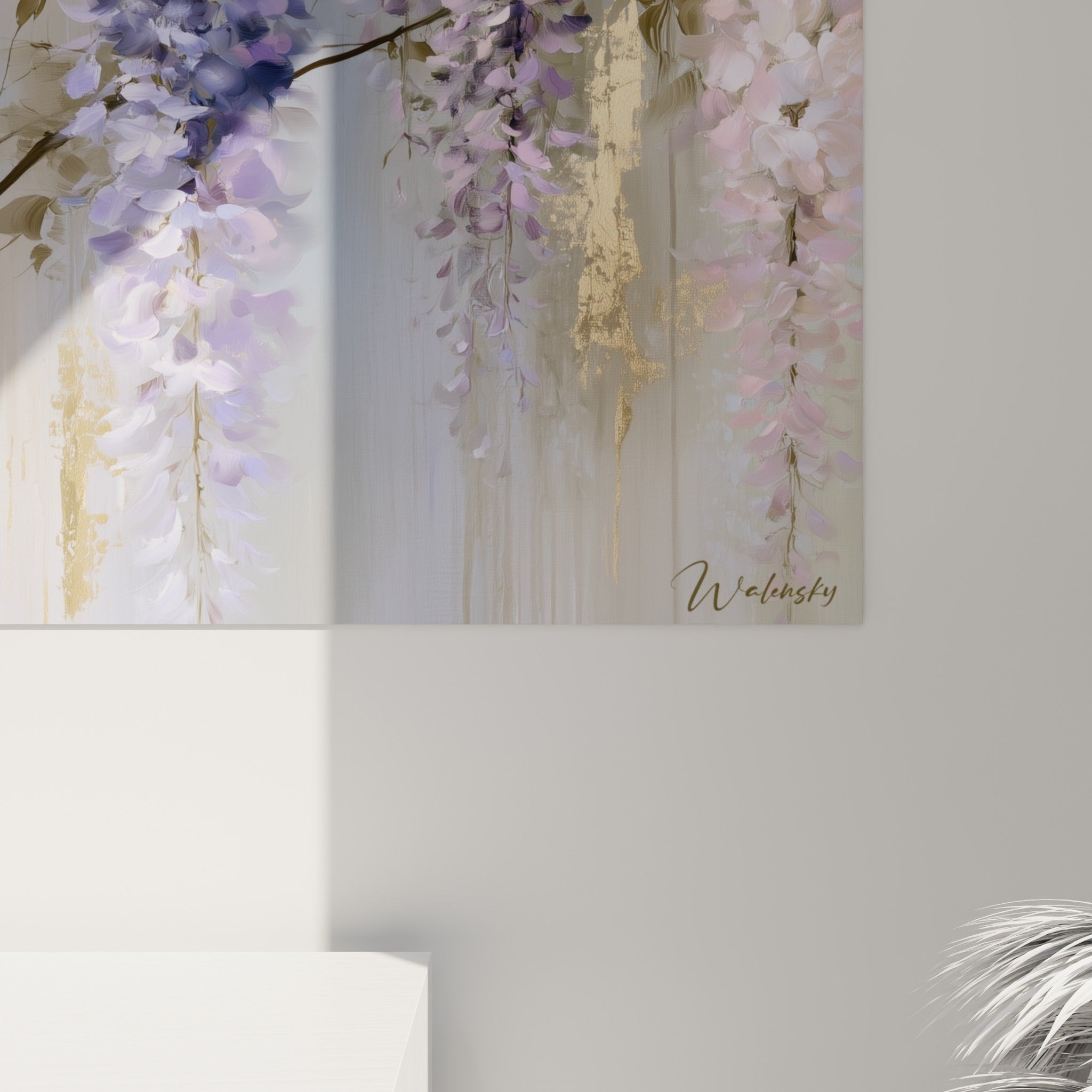 Grain pictural des pétales mauves et coulures dorées visibles de près sur cette toile de glycine