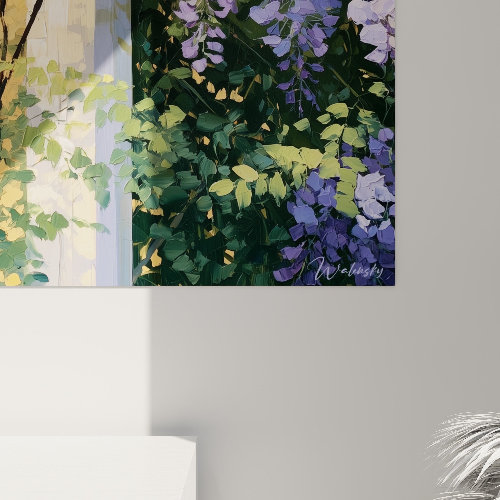 Détail des empâtements violets et verts de la glycine, texture épaisse et coulures dorées sur la pergola peinte