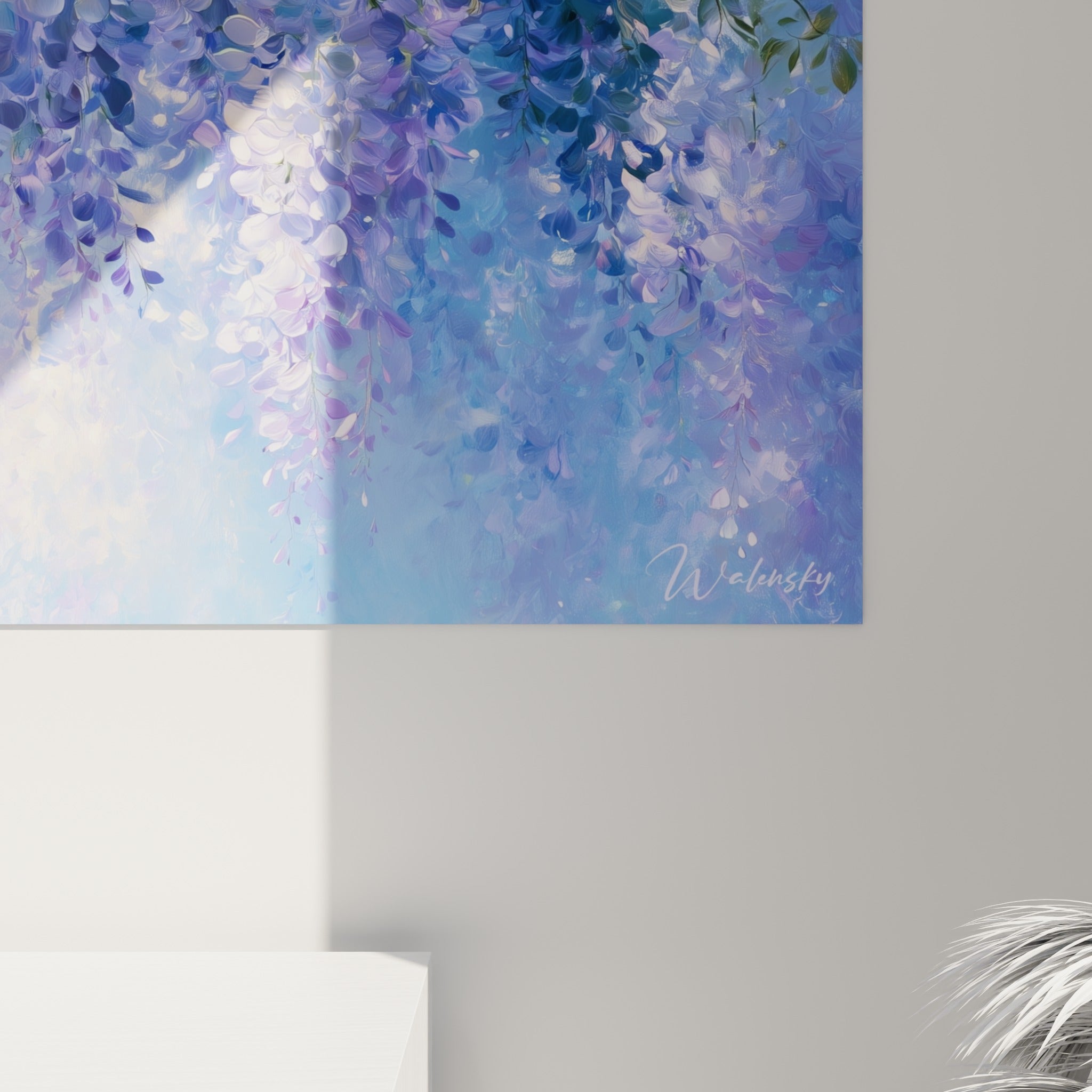 Empâtements mauves et bleus se fondant en grain délicat sur cette toile de glycine suspendue