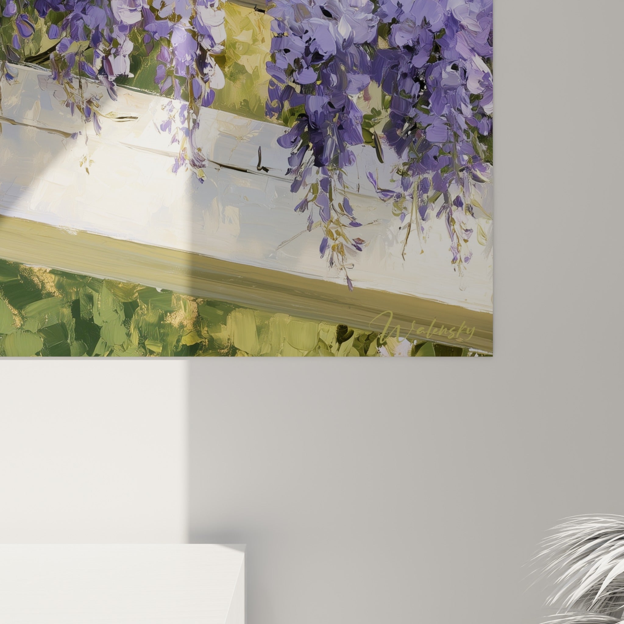 Empâtements violets et blancs de la glycine peinte, coulures de lumière dorée sur le bois clair