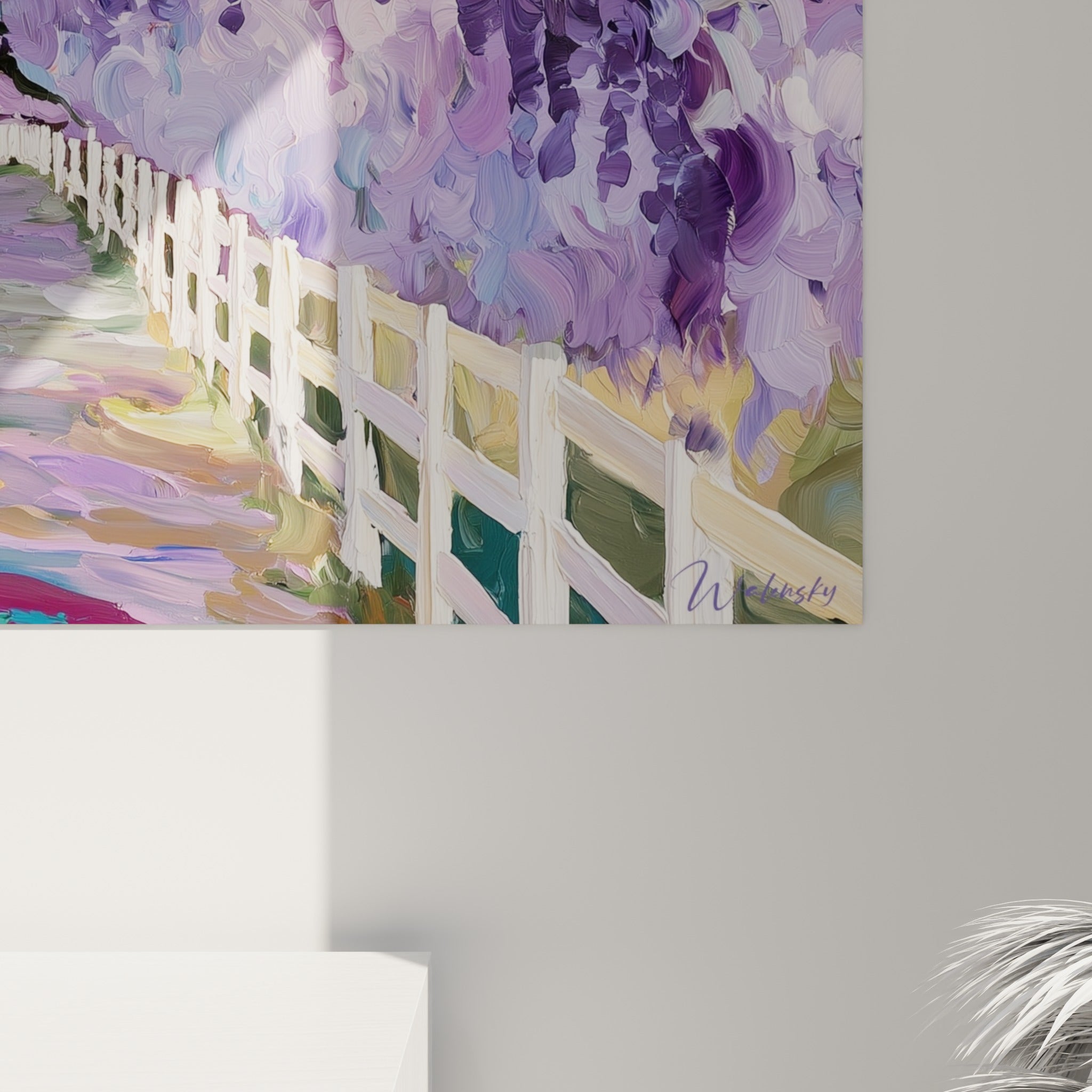Empâtements violets et lilas de la glycine, coulures de peinture épaisse sur le tronc anthracite texturé