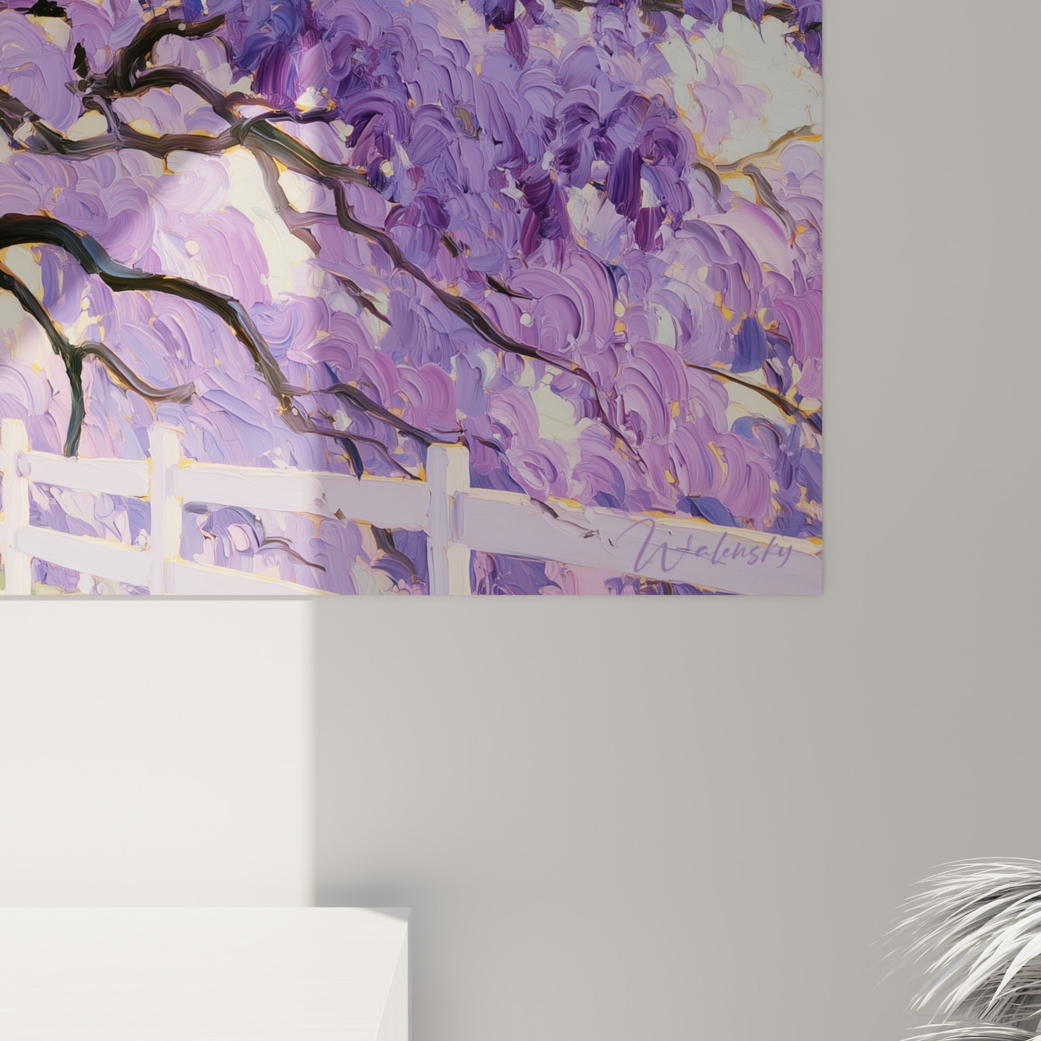 Empâtements violets et touches dorées révèlent le grain épais de cette peinture florale accrochée au mur