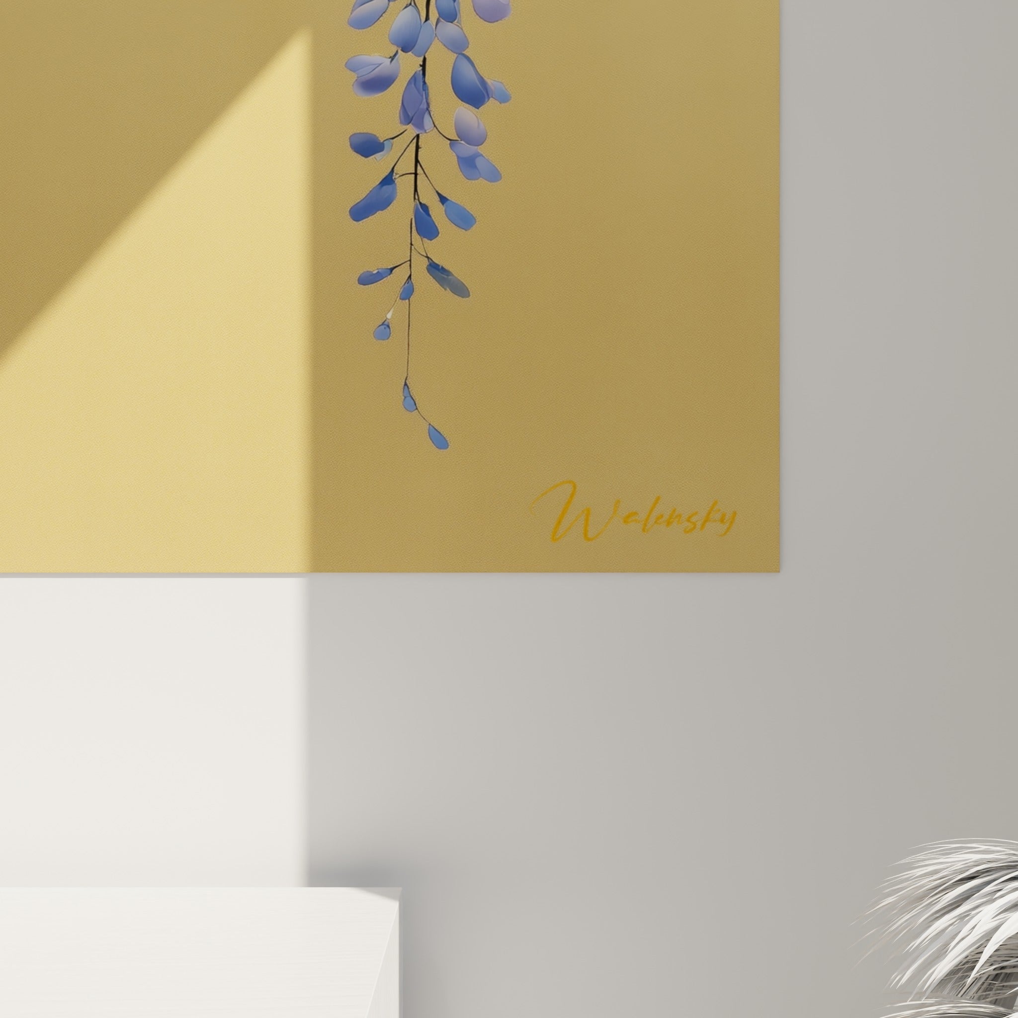 Pétales de glycine bleu marine et lavande révélant la texture peinte et les nuances dorées du fond