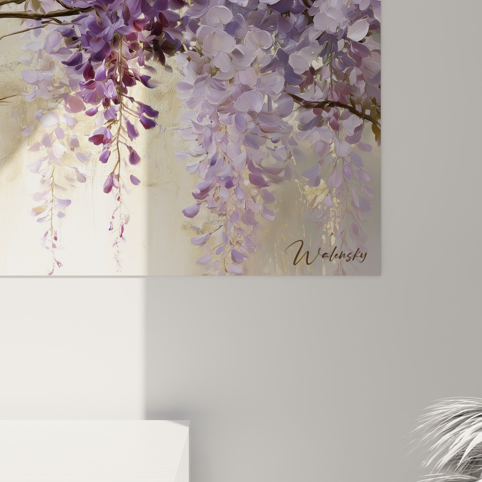 Détail des pétales mauves et dorés de la glycine avec empâtements et grain visible de la peinture