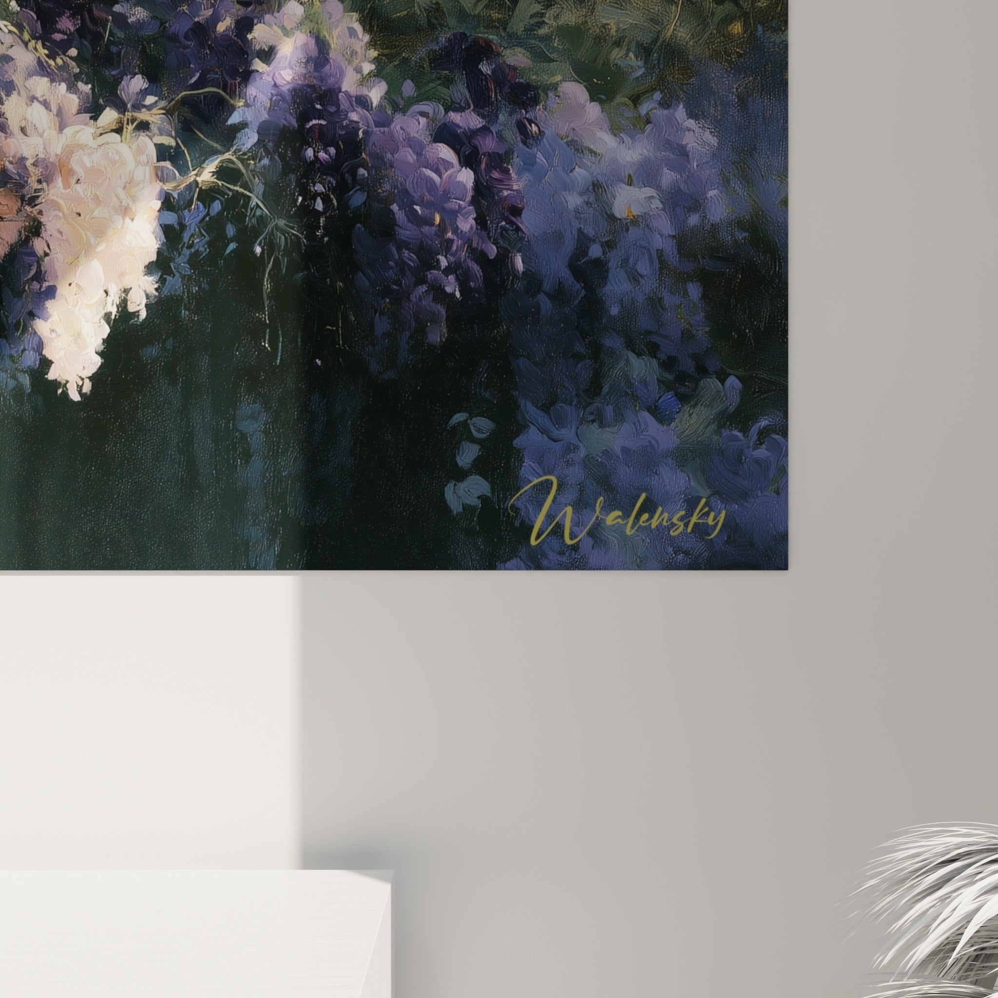 Empâtements de peinture révélant les nuances violettes et blanches des grappes de glycine sur la pierre texturée