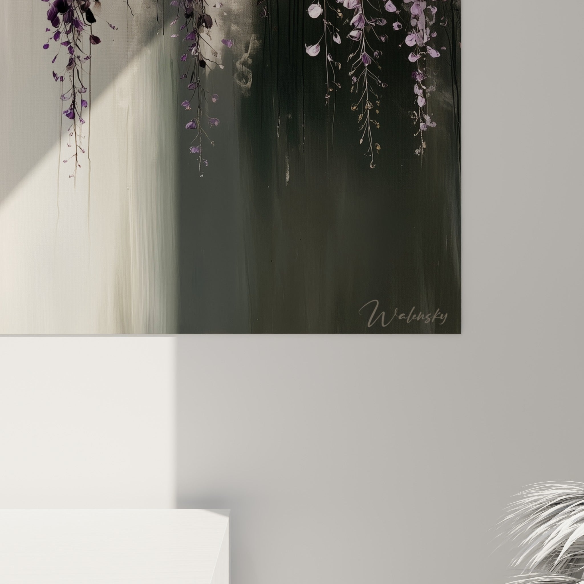Pétales de glycine mauves et gris argenté, coulures fines et texture picturale en gros plan
