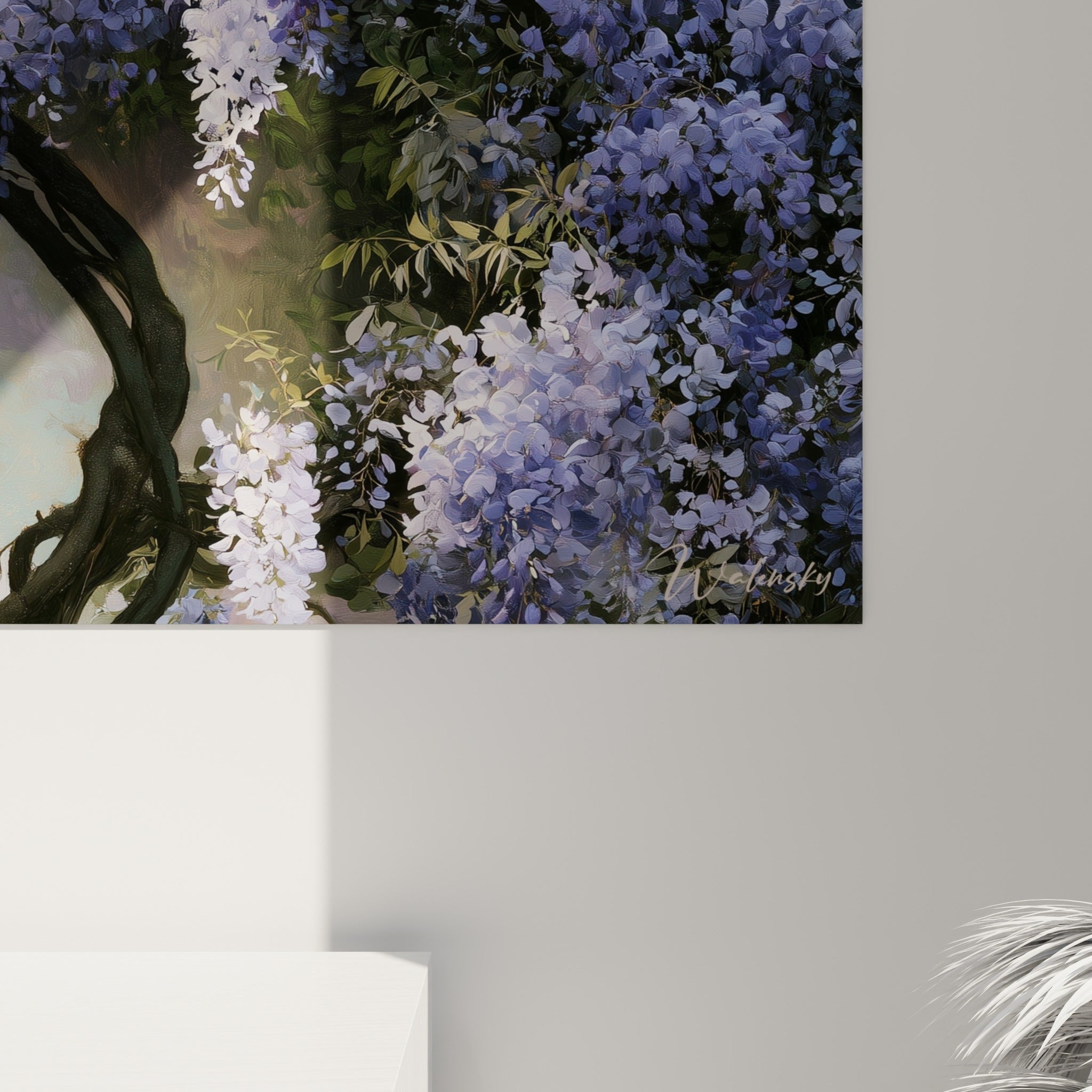 Détail des pétales mauves et blancs de la glycine, texture peinte et coulures délicates