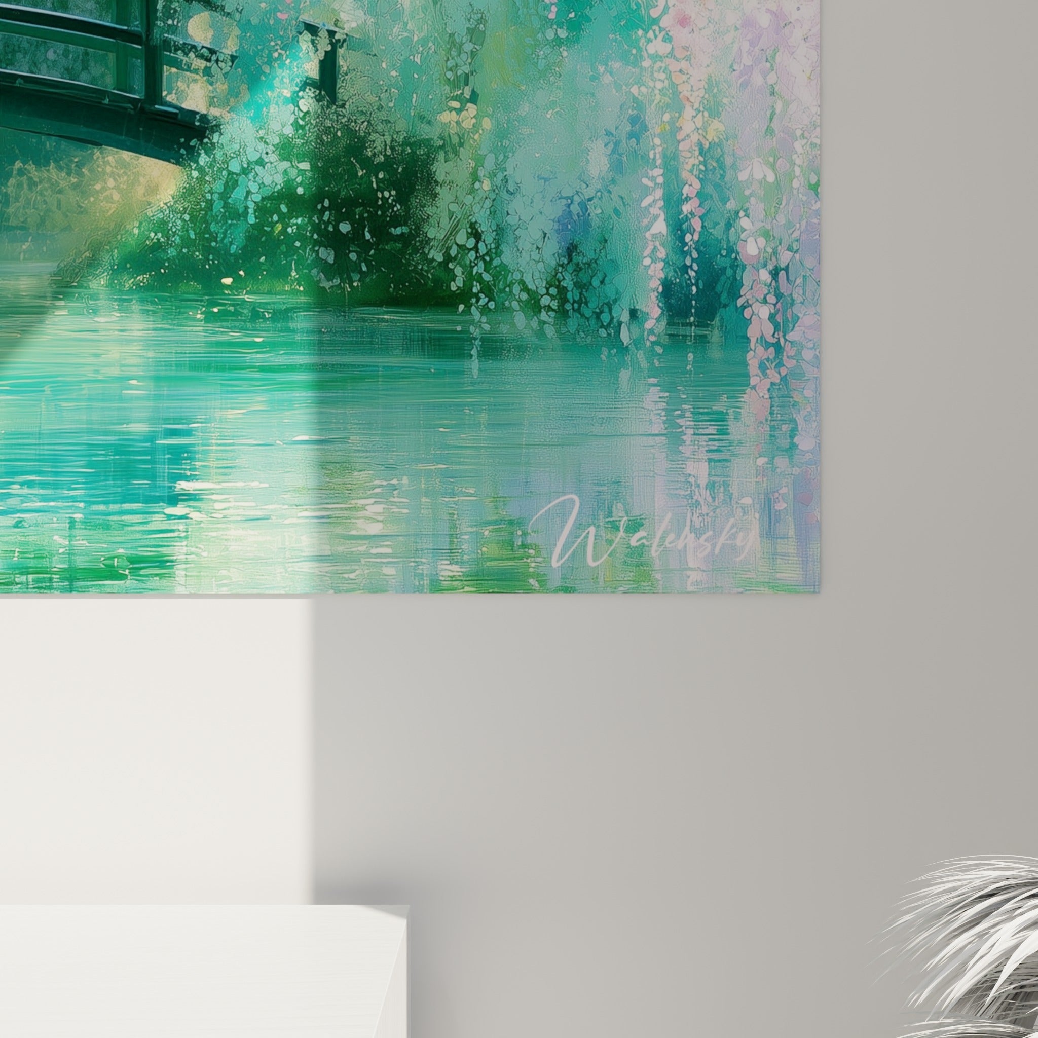 Détail des pétales mauves et roses de la glycine, texture picturale et reflets verts de l'étang en gros plan
