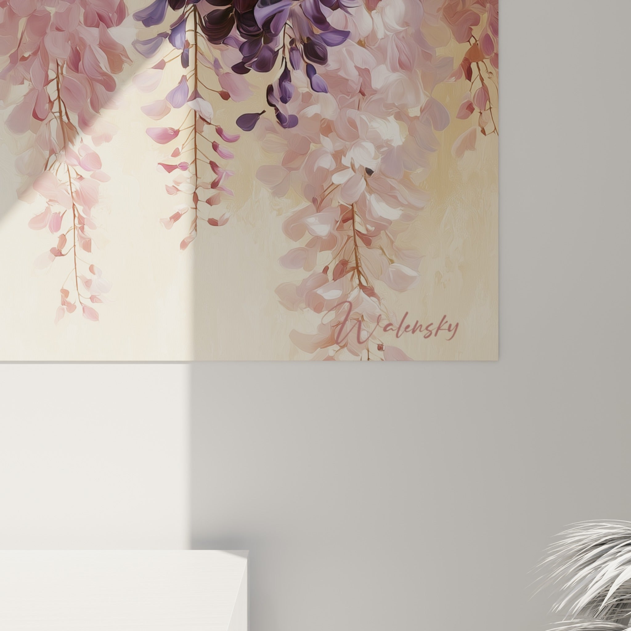 Pétales de glycine aux nuances violettes et roses, matière peinte texturée visible en gros plan